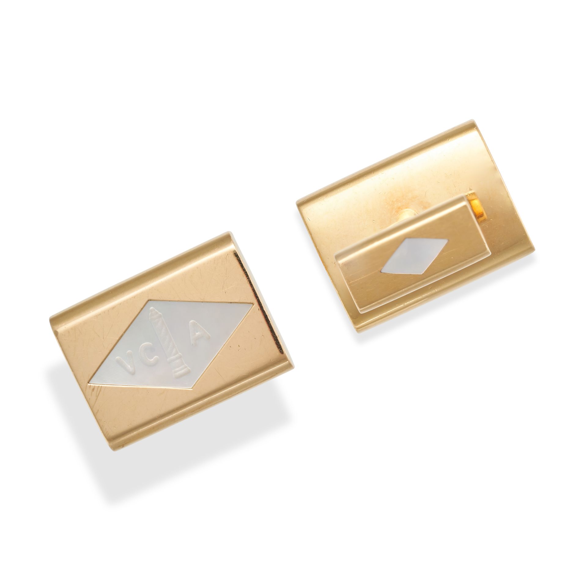 VAN CLEEF & ARPELS, A PAIR OF MOTHER OF PEARL CUFFLINKS in 18ct yellow gold, each comprising a re... - Bild 2 aus 2