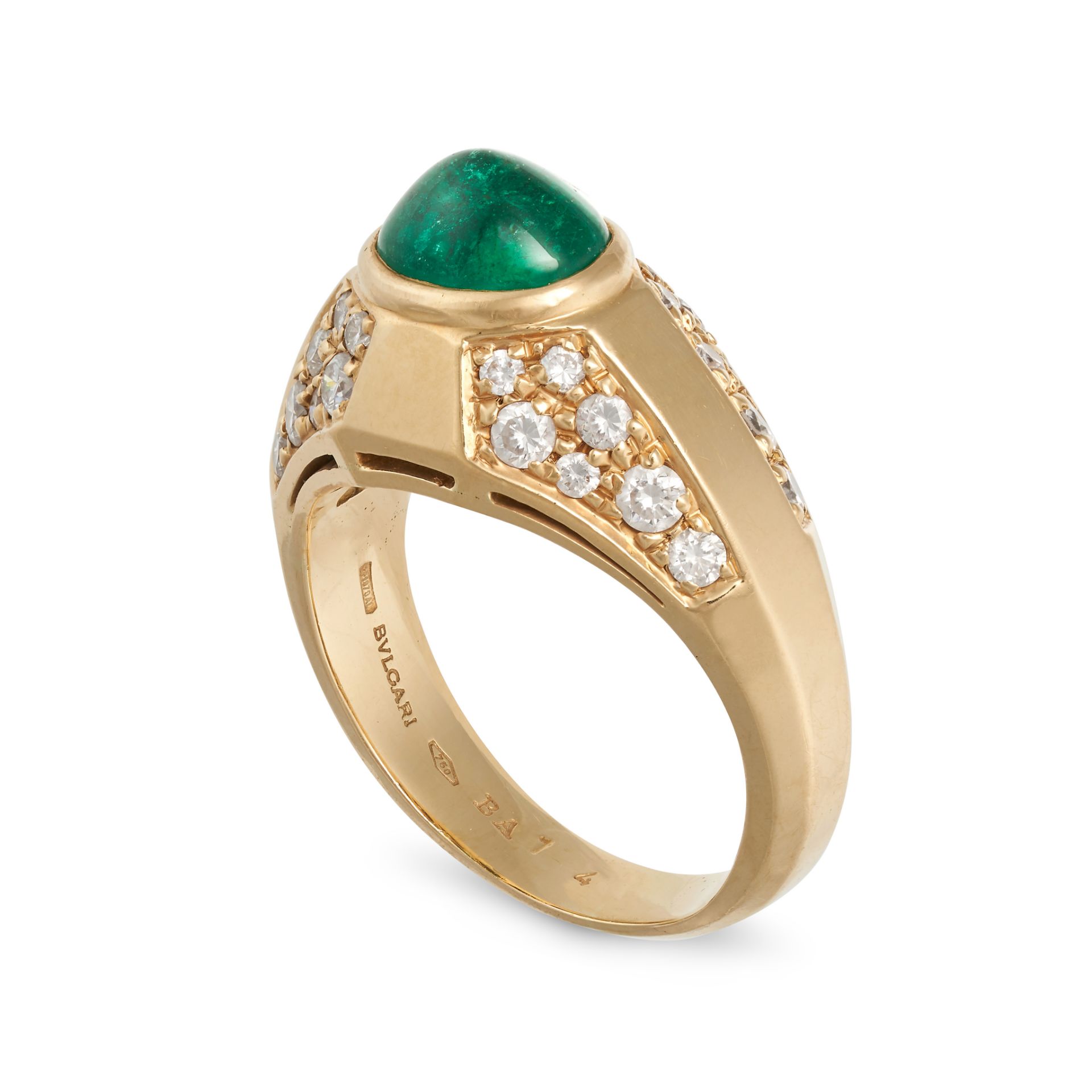 BULGARI, AN EMERALD AND DIAMOND RING in 18ct yellow gold, set with an oval cabochon emerald accen... - Bild 2 aus 3