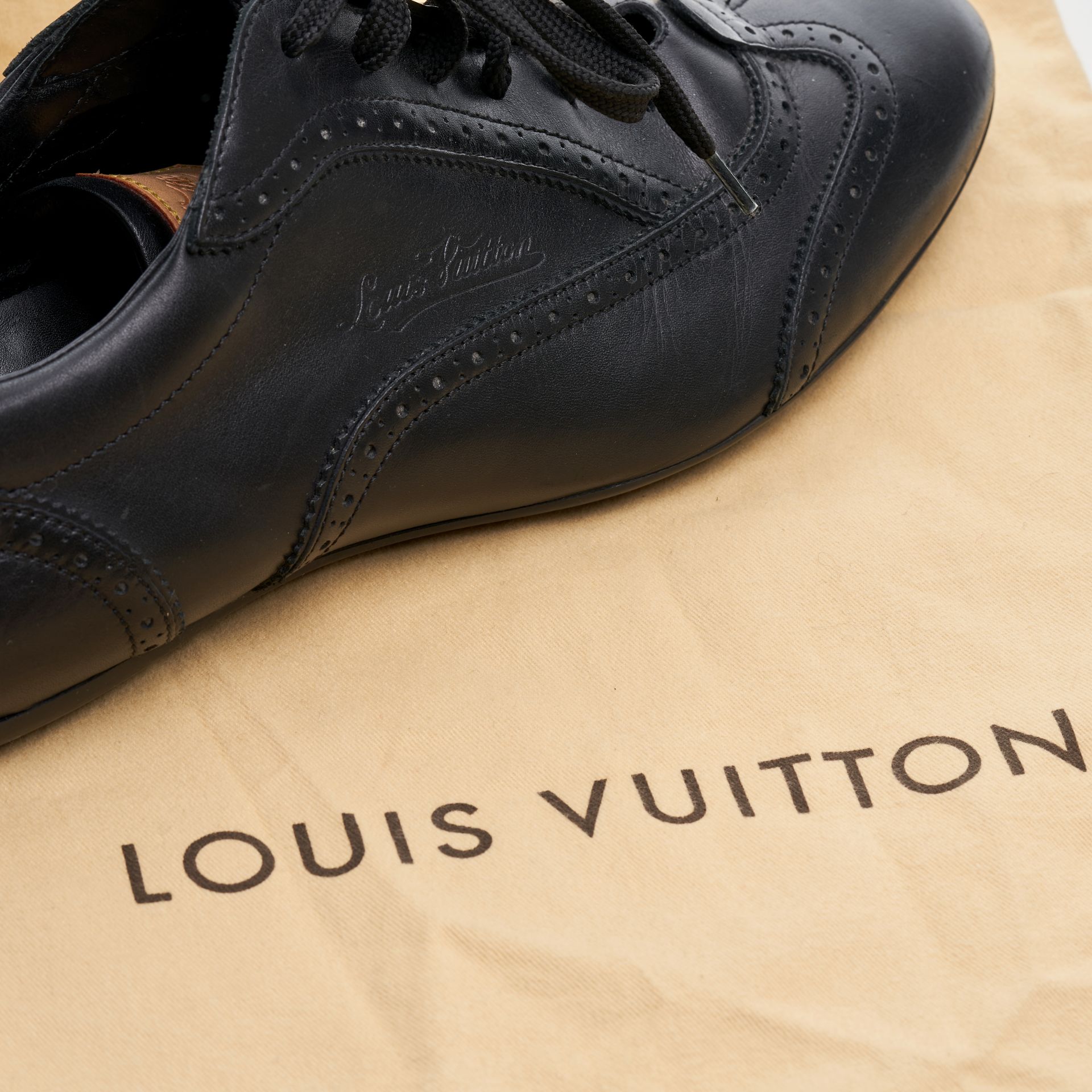 NO RESERVE - LOUIS VUITTON MEN'S LEATHER TRAINERS Condition grade B-. Size 9.5. Black leather t... - Bild 3 aus 3