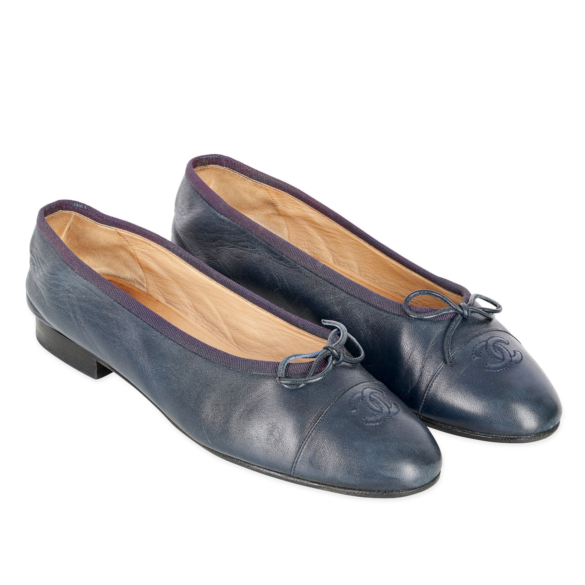 CHANEL NAVY BLUE BALLERINA FLATS  Condition grade B-.  Size 39.5. Navy blue toned leather balle...
