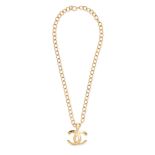 CHANEL, A VINTAGE GIANT CC LOGO NECKLACE in 24ct gold plated metal, the chain comprising interlin...