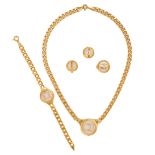 A SUITE OF GOLD JEWELLERY in 21ct gold, comprising a necklace with pendant, bracelet, earrings an...