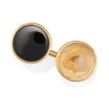 A SINGULAR CUFFLINK in 14ct yellow gold, one onyx stone missing, stamped 585, 5.0g.