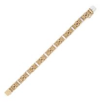 A GOLD FANCY LINK BRACELET in 14ct gold, stamped 585, 23.8g