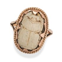 NO RESERVE - AN EGYPTIAN HARDSTONE SCARAB RING in yellow gold, set with a hardstone carved to dep...