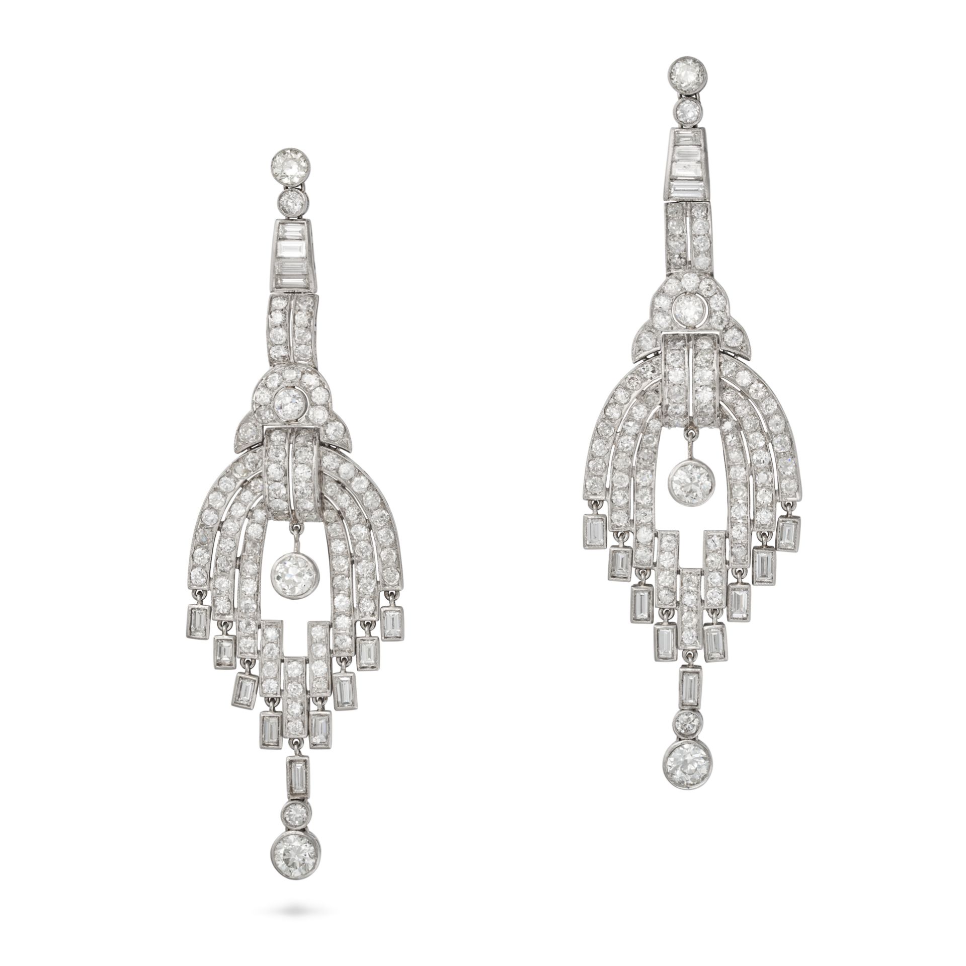 A LARGE PAIR OF DIAMOND CHANDELIER DROP EARRINGS the geometric bodies set throughout with old Eur... - Bild 2 aus 2