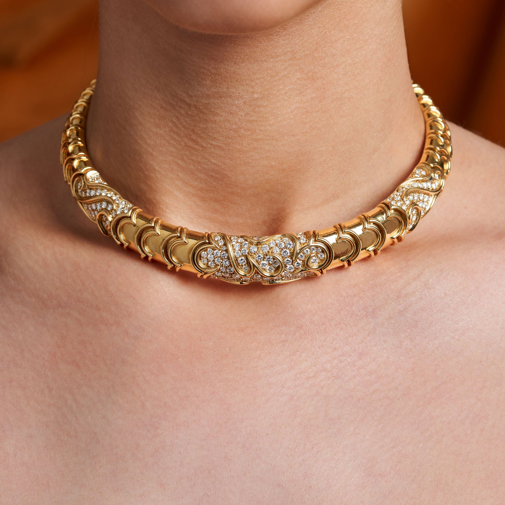 BULGARI, A DIAMOND TORQUE COLLAR NECKLACE the necklace comprising a row of articulated fancy link... - Bild 3 aus 3