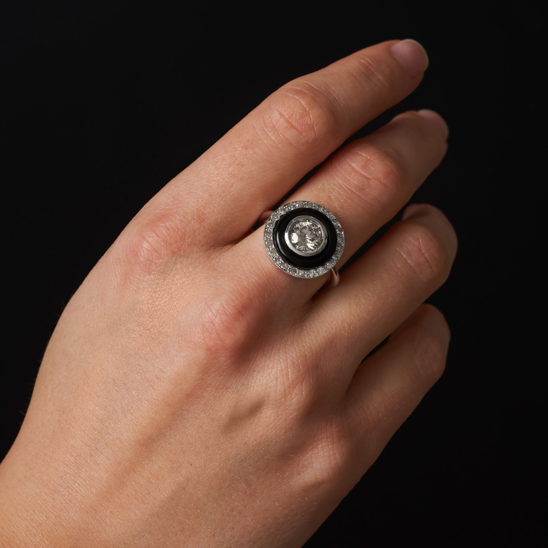 A DIAMOND AND ONYX TARGET RING in 18ct white gold, set with a round brilliant cut diamond of appr... - Image 3 of 3
