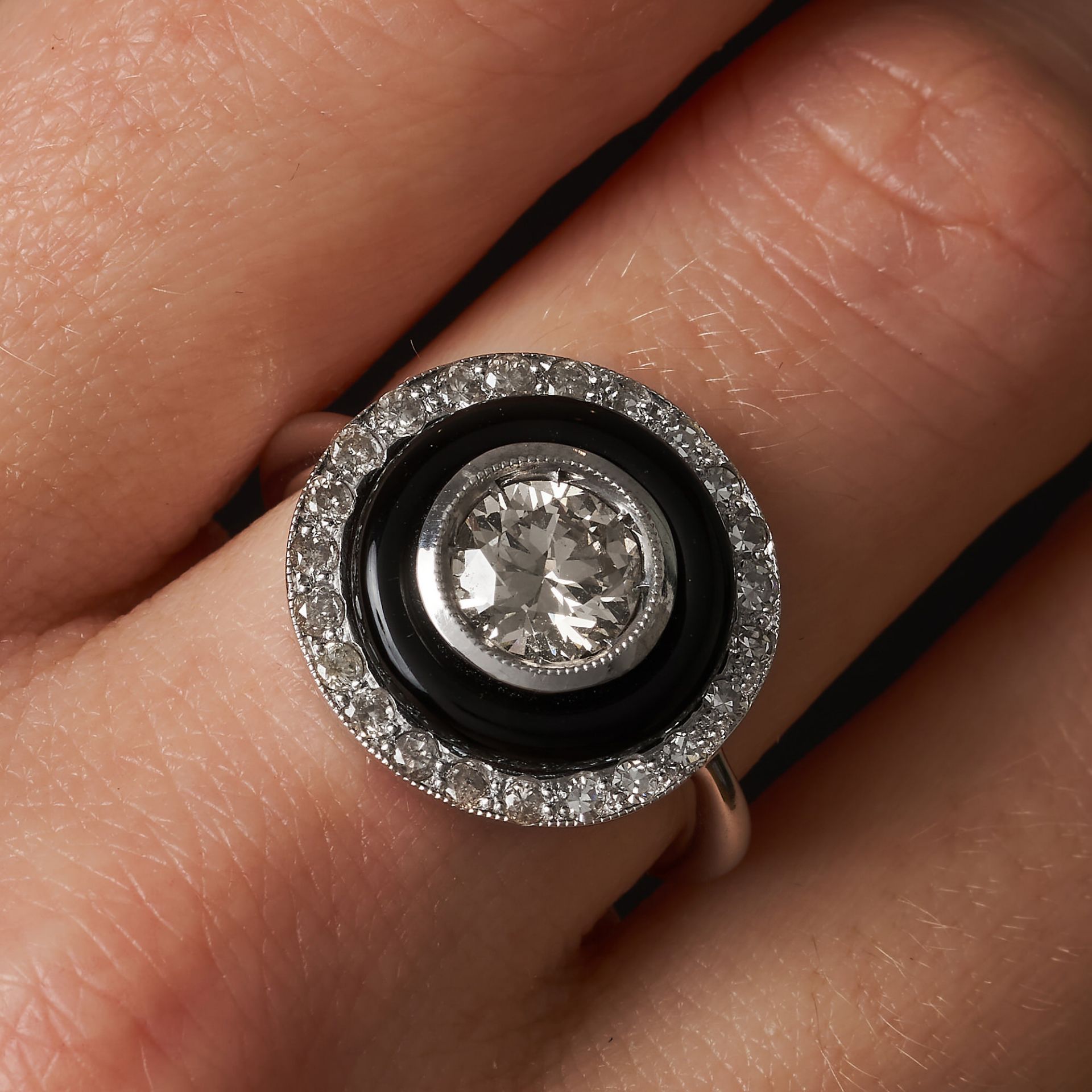 A DIAMOND AND ONYX TARGET RING in 18ct white gold, set with a round brilliant cut diamond of appr... - Image 2 of 3