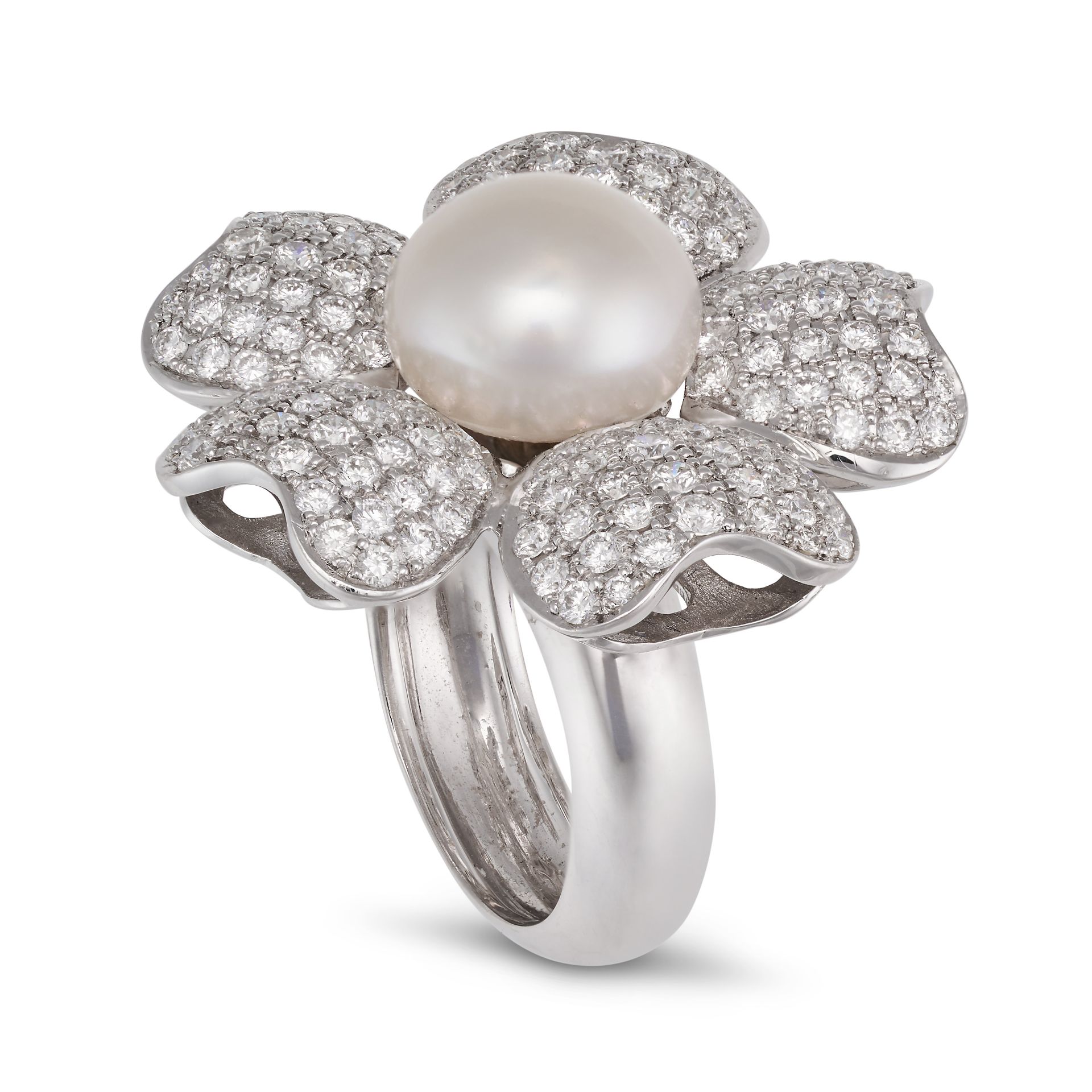A PEARL AND DIAMOND FLOWER RING designed as a flower set with a pearl of 10.5mm, the petals pave ... - Bild 2 aus 2