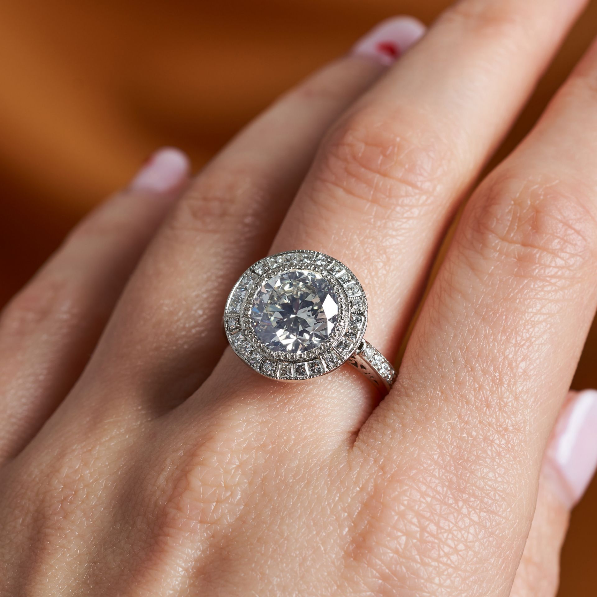 A 4.02 CARAT DIAMOND RING in platinum, set with a round brilliant cut diamond of 4.02 carats in a... - Bild 2 aus 2
