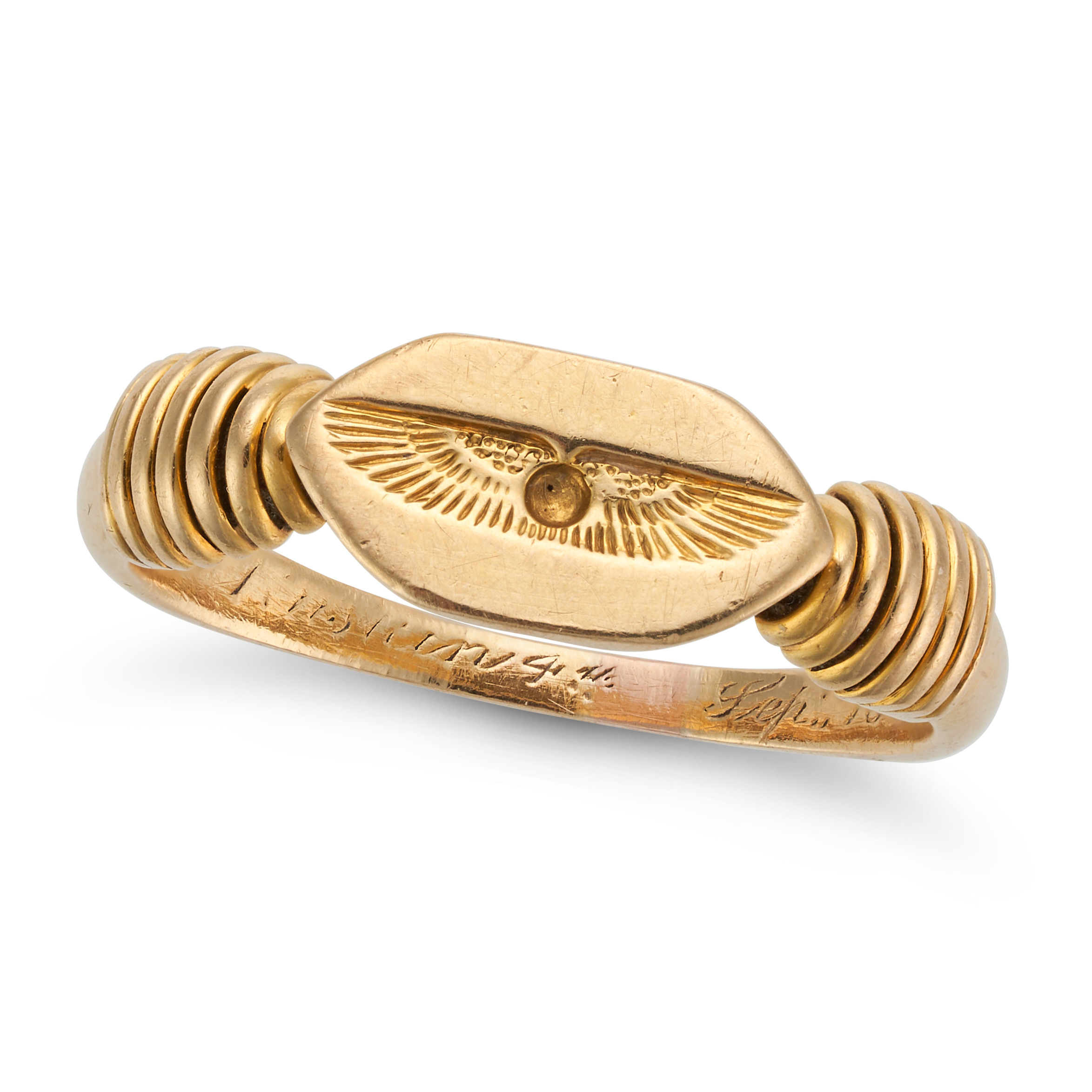 AN ANTIQUE EGYPTIAN REVIVAL WINGED SCARAB RING in high carat yellow gold, engraved with a winged ...