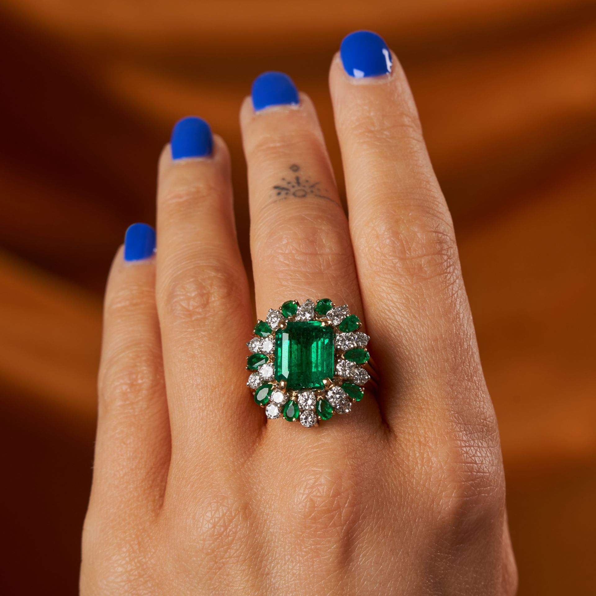 OSCAR HEYMAN, AN UNTREATED EMERALD AND DIAMOND RING / PENDANT set with an octagonal step cut emer... - Bild 2 aus 2