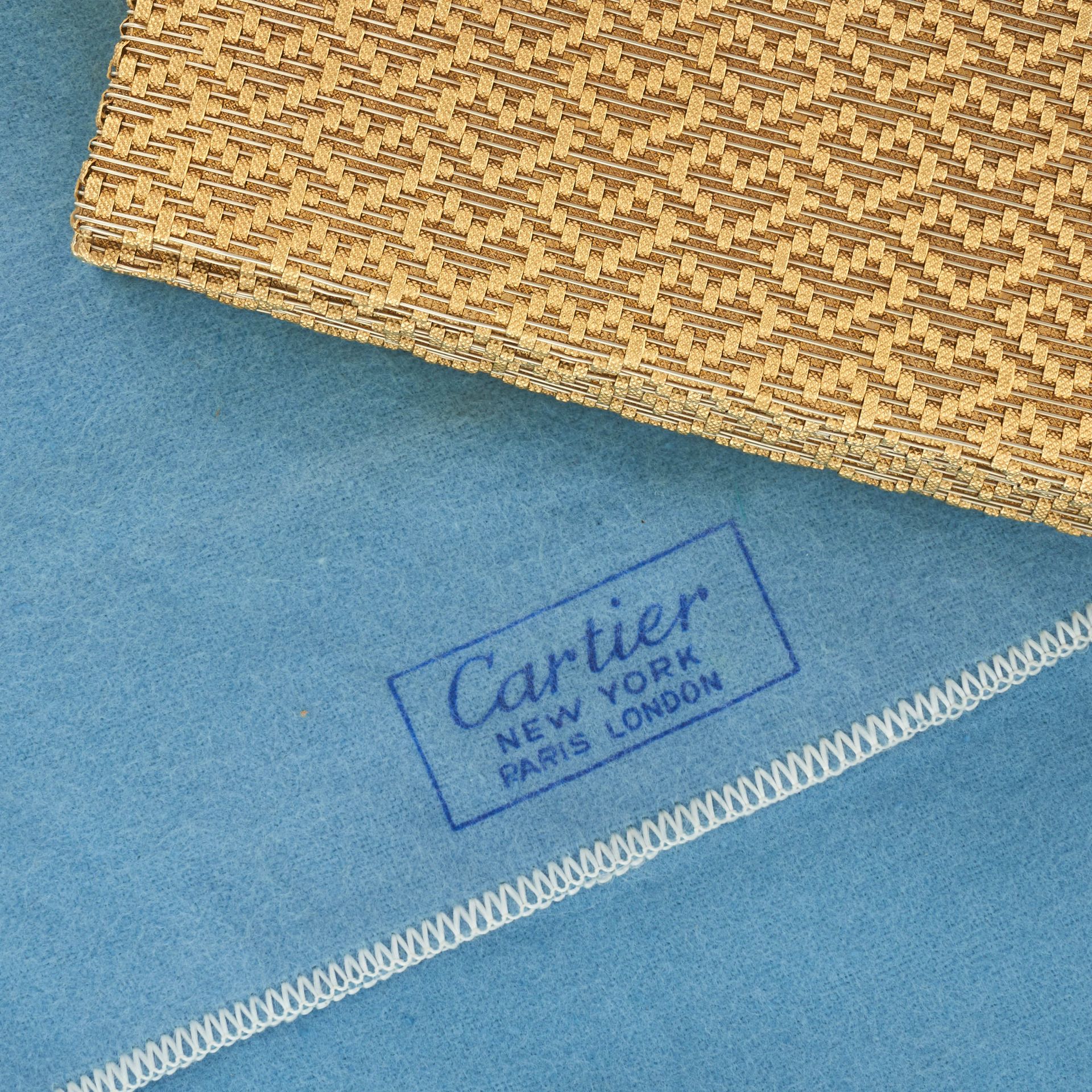 CARTIER, A VINTAGE GOLD CLUTCH BAG / PURSE  in 18ct yellow gold, the hinged bag comprising woven ... - Image 4 of 4