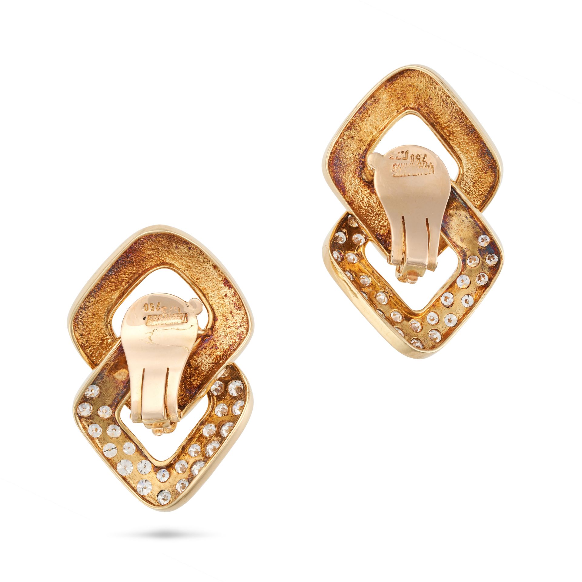 VOURAKIS, A PAIR OF DIAMOND CLIP EARRINGS each comprising two stylised interlocking links, one pa... - Bild 2 aus 2