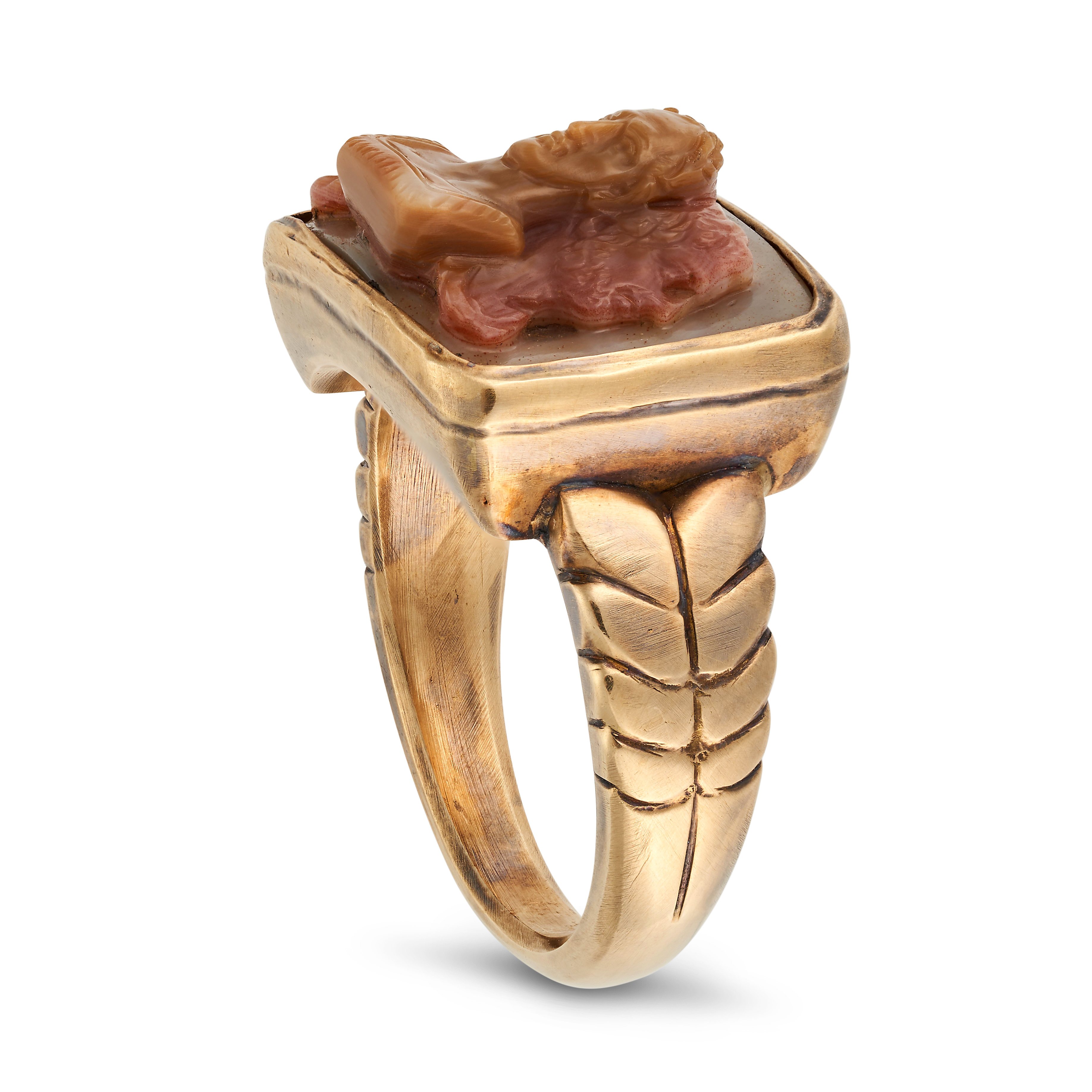 A FINE ANTIQUE AGATE CAMEO RING in yellow gold, set with an agate cameo carved to depict the bust... - Image 2 of 2