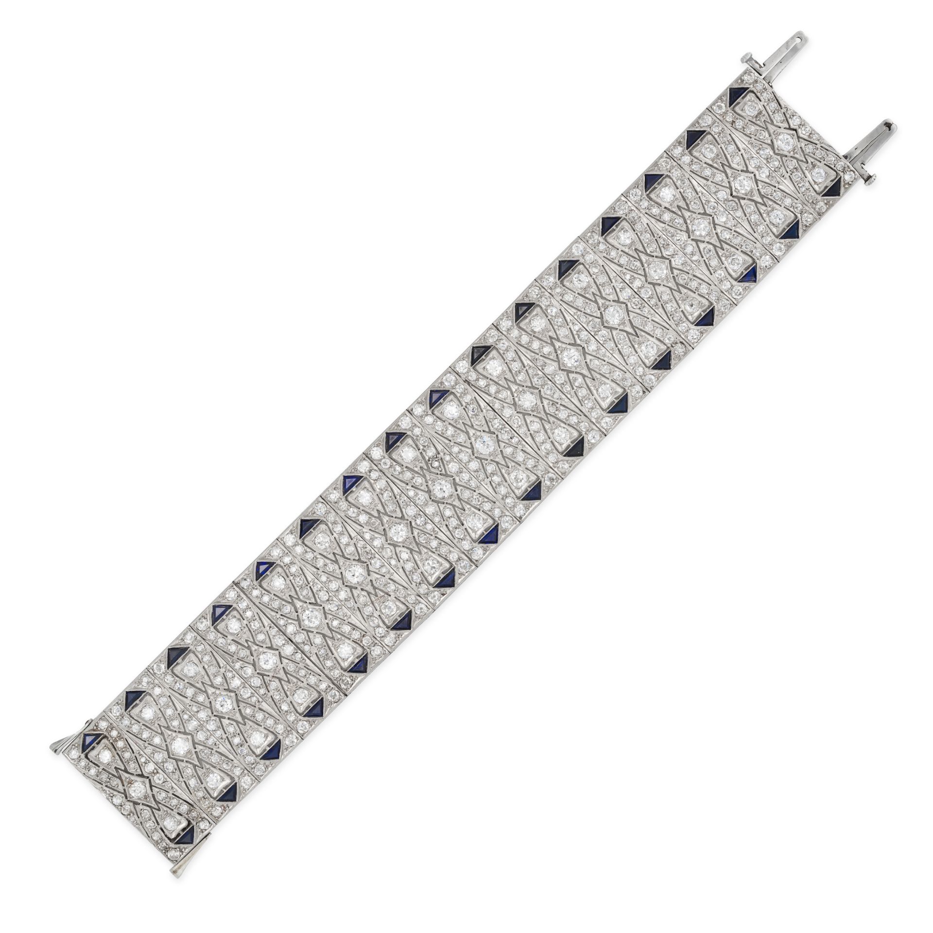 AN ART DECO SAPPHIRE AND DIAMOND BRACELET in platinum, comprising sixteen plaques set with old an... - Bild 2 aus 2