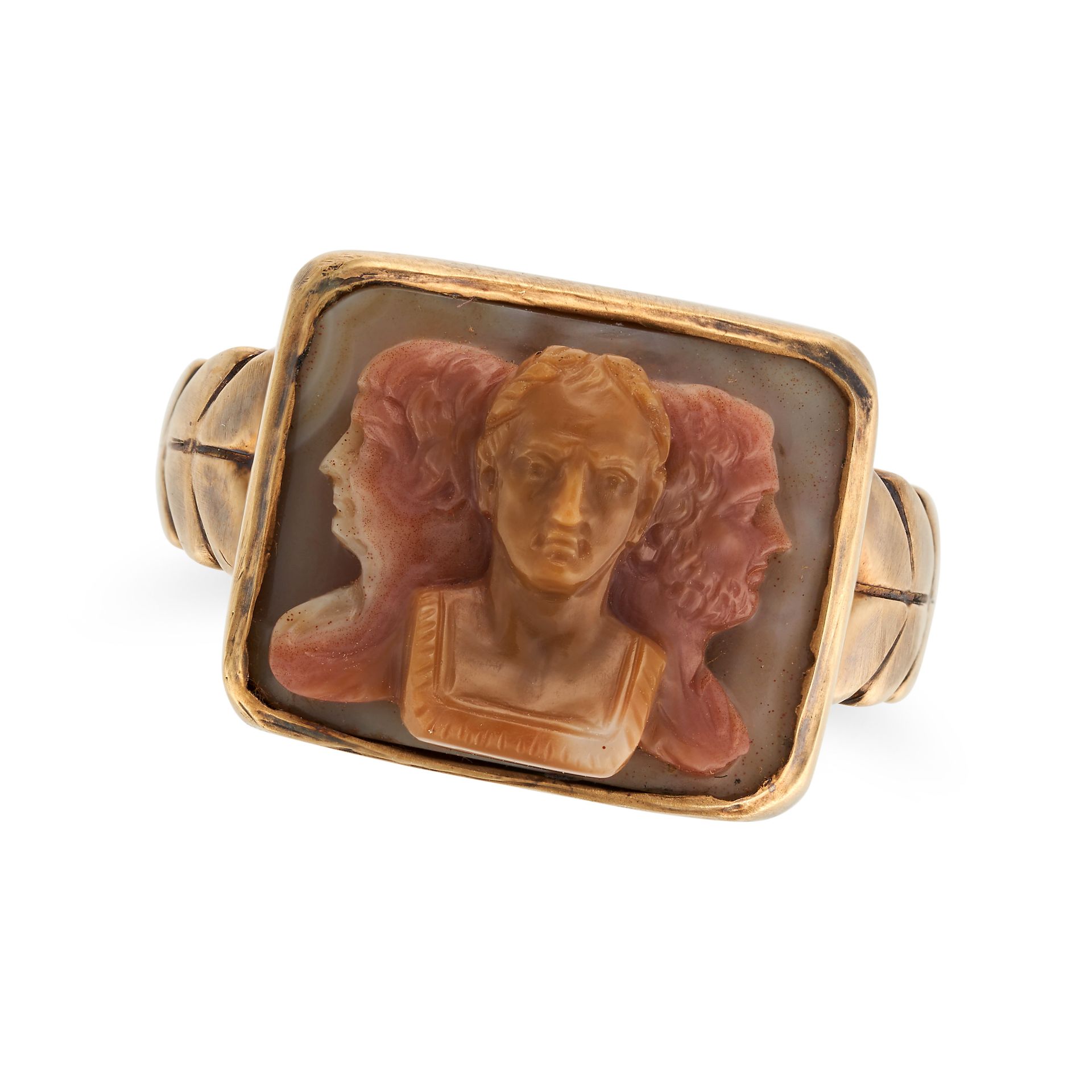 A FINE ANTIQUE AGATE CAMEO RING in yellow gold, set with an agate cameo carved to depict the bust...
