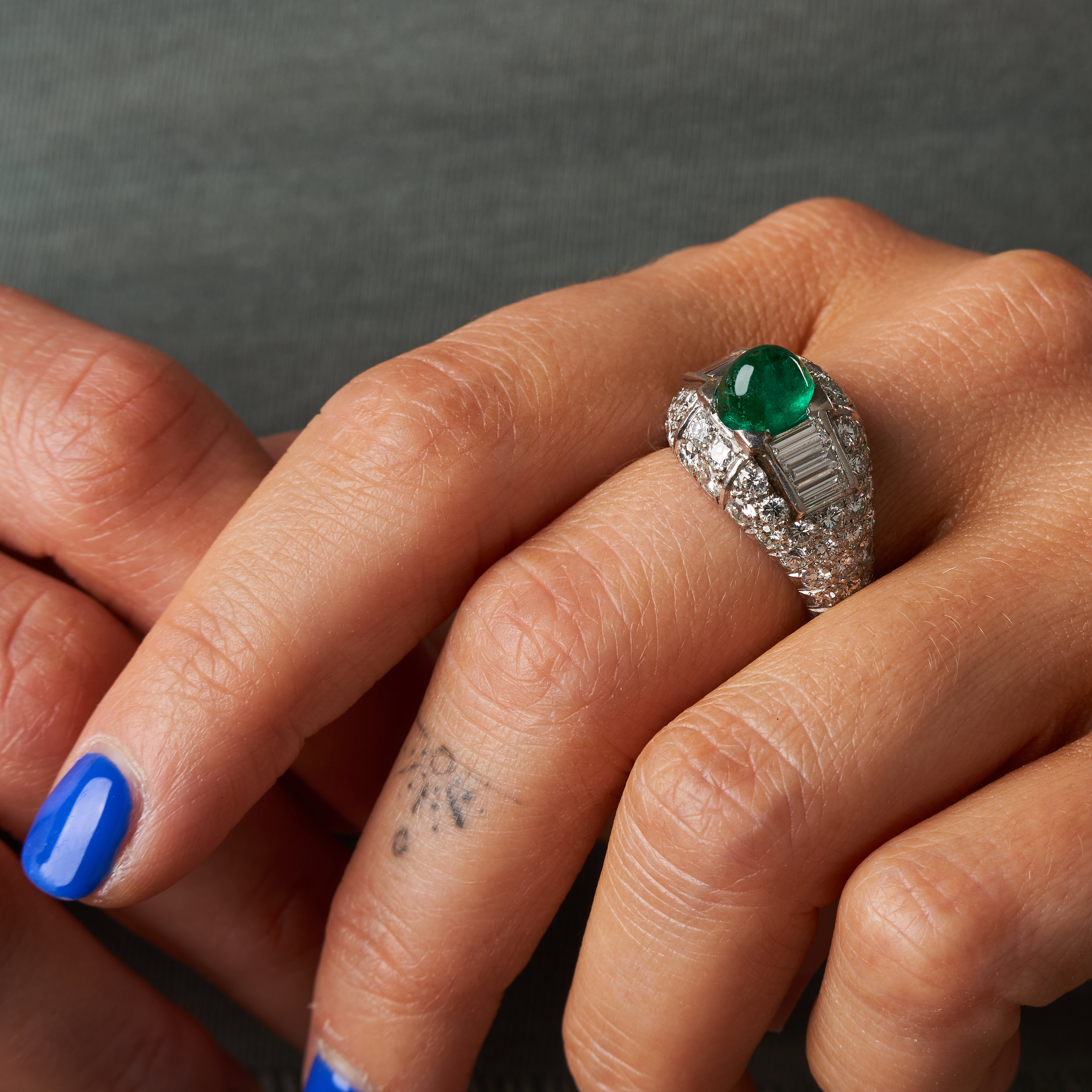 CARTIER, A FINE EMERALD AND DIAMOND RING in platinum, set with an oval cabochon emerald of approx... - Image 3 of 3