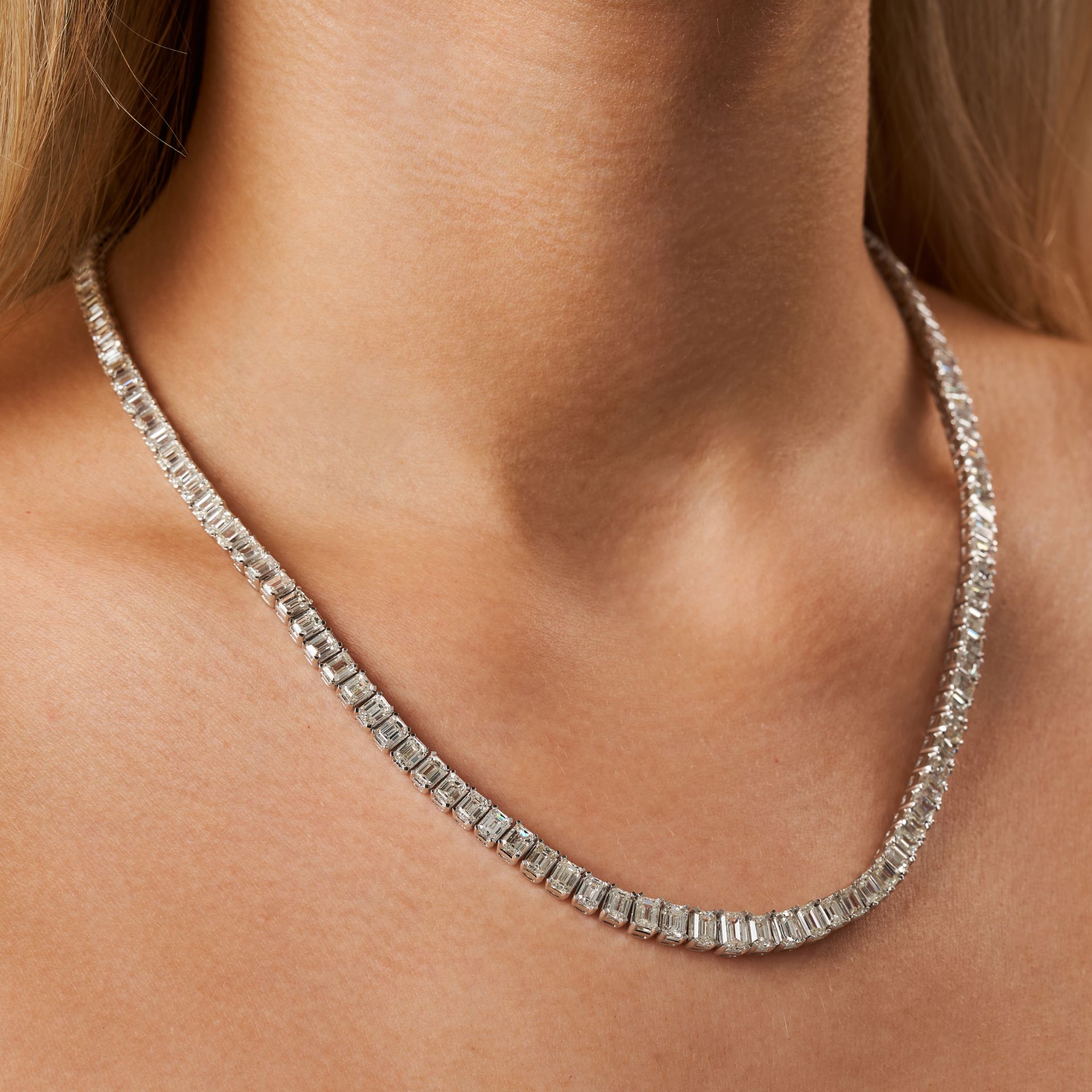 A DIAMOND LINE NECKLACE comprising a row of graduating emerald cut diamonds, the diamonds all tot... - Bild 2 aus 3