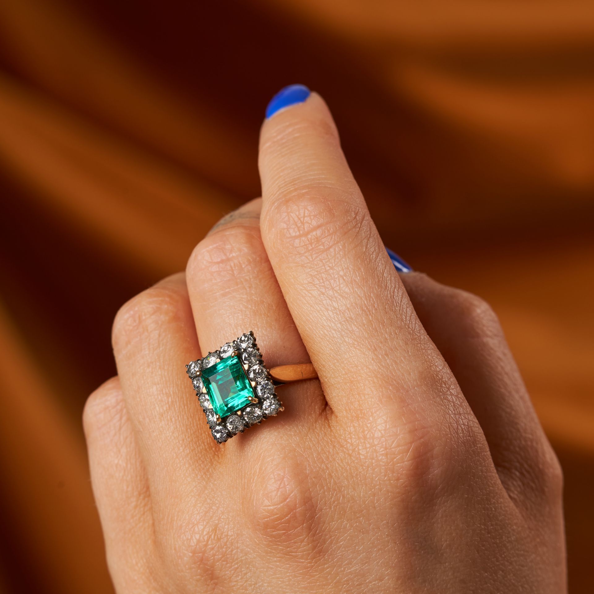 AN EMERALD AND DIAMOND RING set with a rectangular step cut emerald of approximately 2.00 carats ... - Bild 2 aus 2