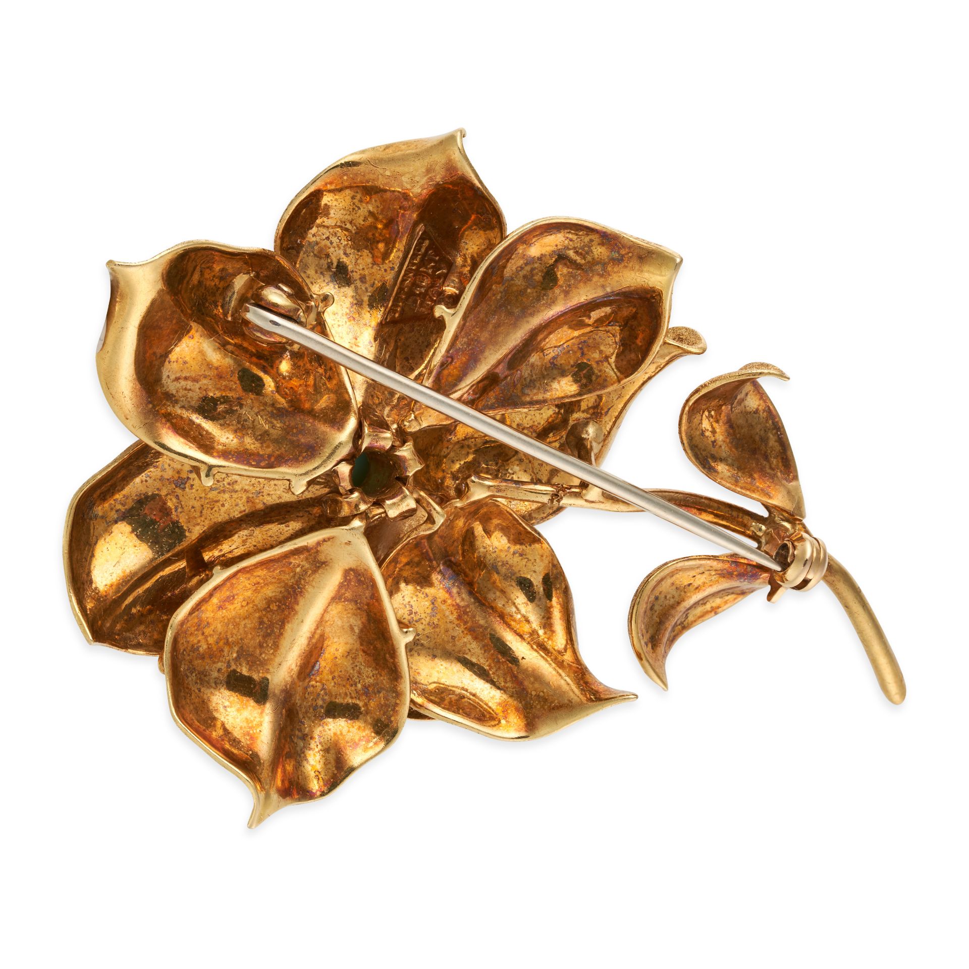 TIFFANY & CO., A VINTAGE TURQUOISE FLOWER BROOCH in 18ct yellow gold, designed as a flower with t... - Bild 2 aus 2