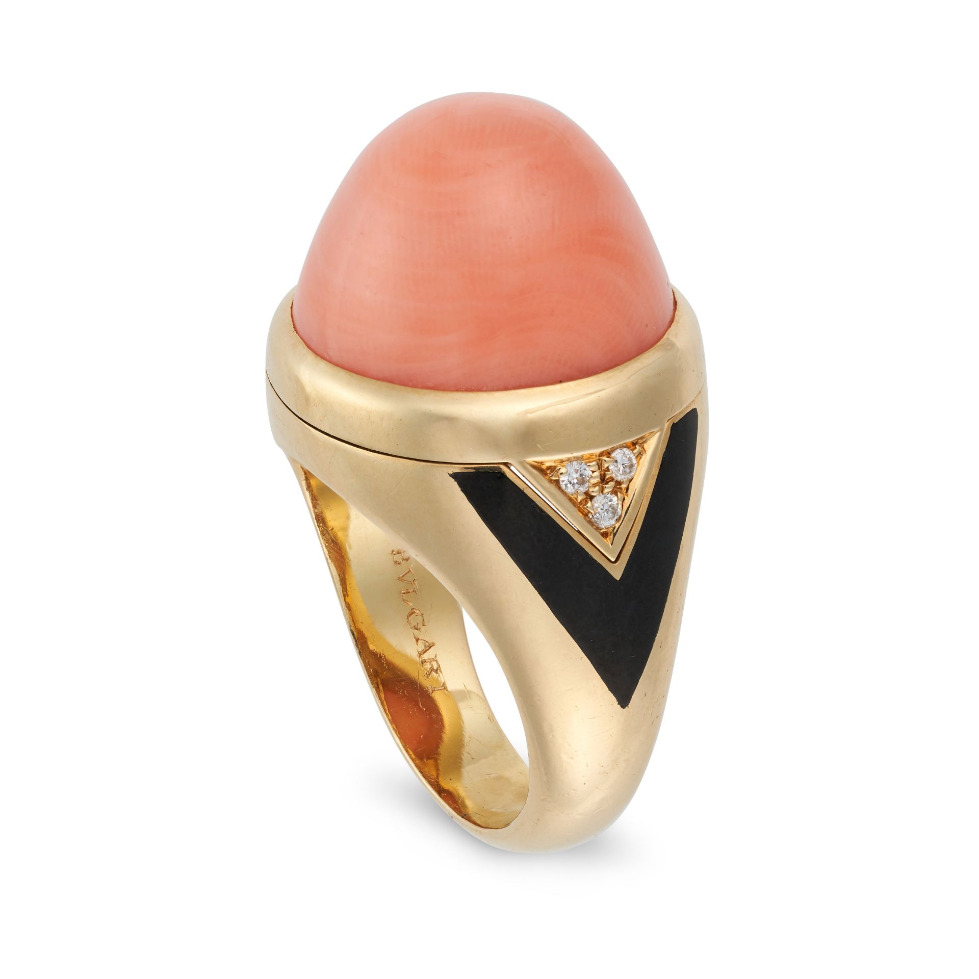 BULGARI, A VINTAGE CORAL, DIAMOND AND ONYX RING in 18ct yellow gold, set with a cabochon coral, t... - Bild 3 aus 3