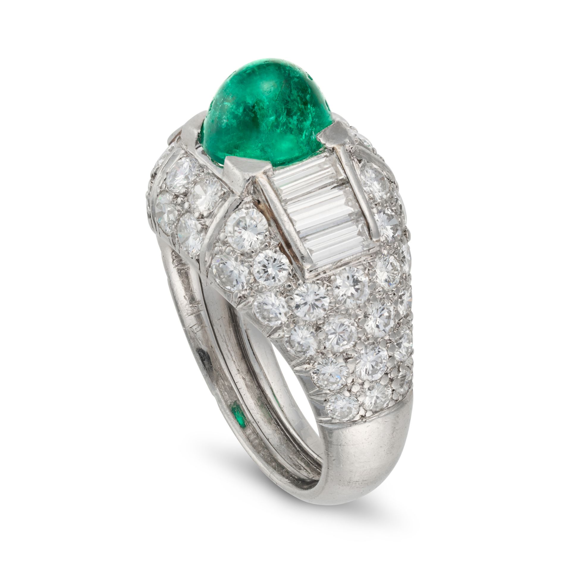 CARTIER, A FINE EMERALD AND DIAMOND RING in platinum, set with an oval cabochon emerald of approx... - Bild 2 aus 3