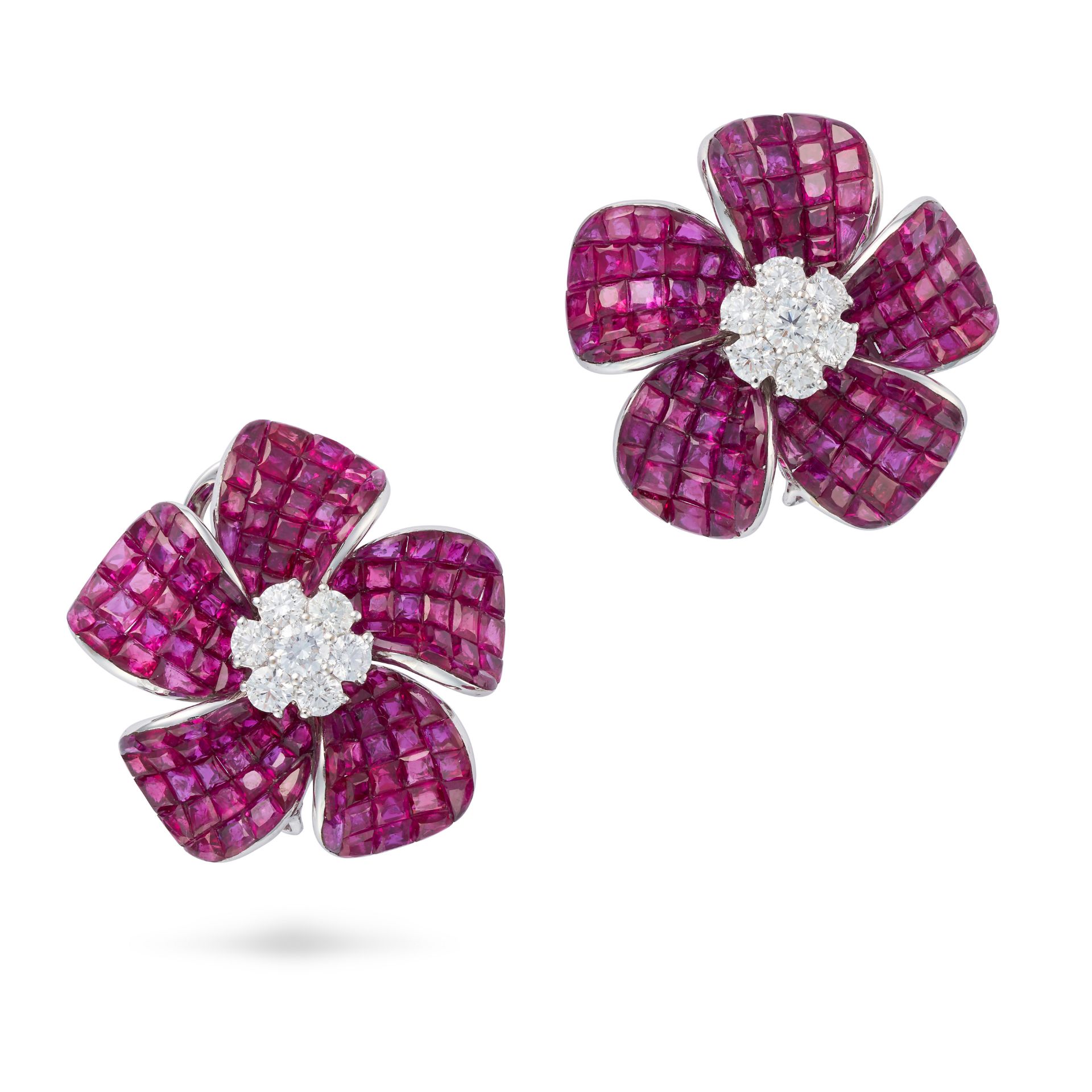 A PAIR OF RUBY AND DIAMOND FLOWER EARRINGS each designed as a flower set with a cluster of round ... - Bild 2 aus 2