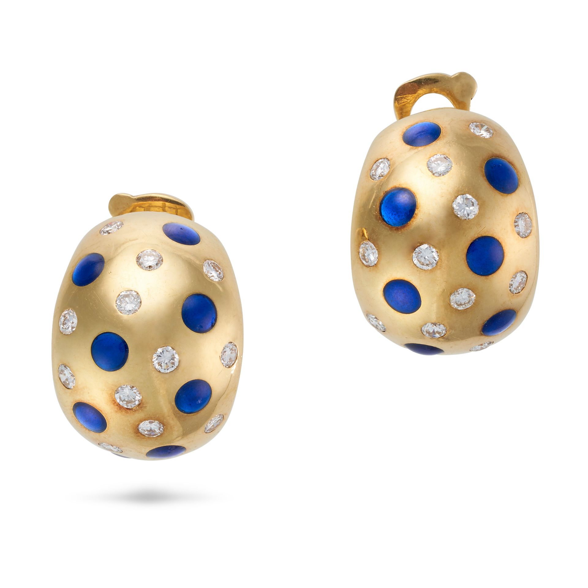 VAN CLEEF & ARPELS, A DIAMOND AND ENAMEL RING AND EARRINGS SUITE the bombe ring set with round br... - Bild 4 aus 4