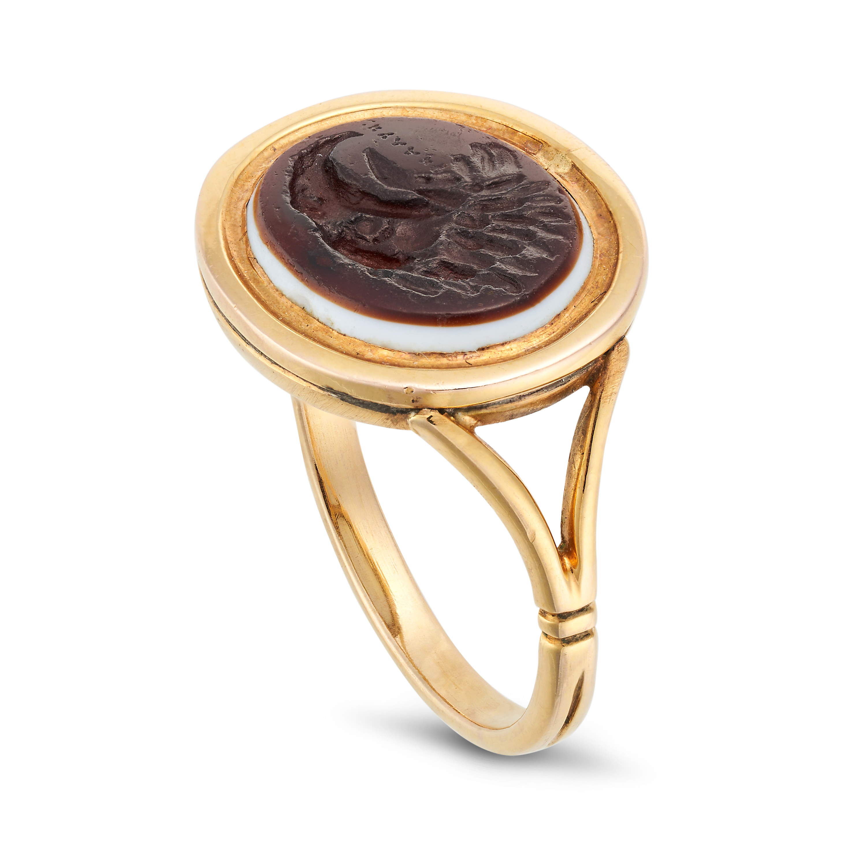 AN ANTIQUE BANDED AGATE INTAGLIO RING set with an oval banded agate intaglio carved to depict an ... - Image 2 of 2