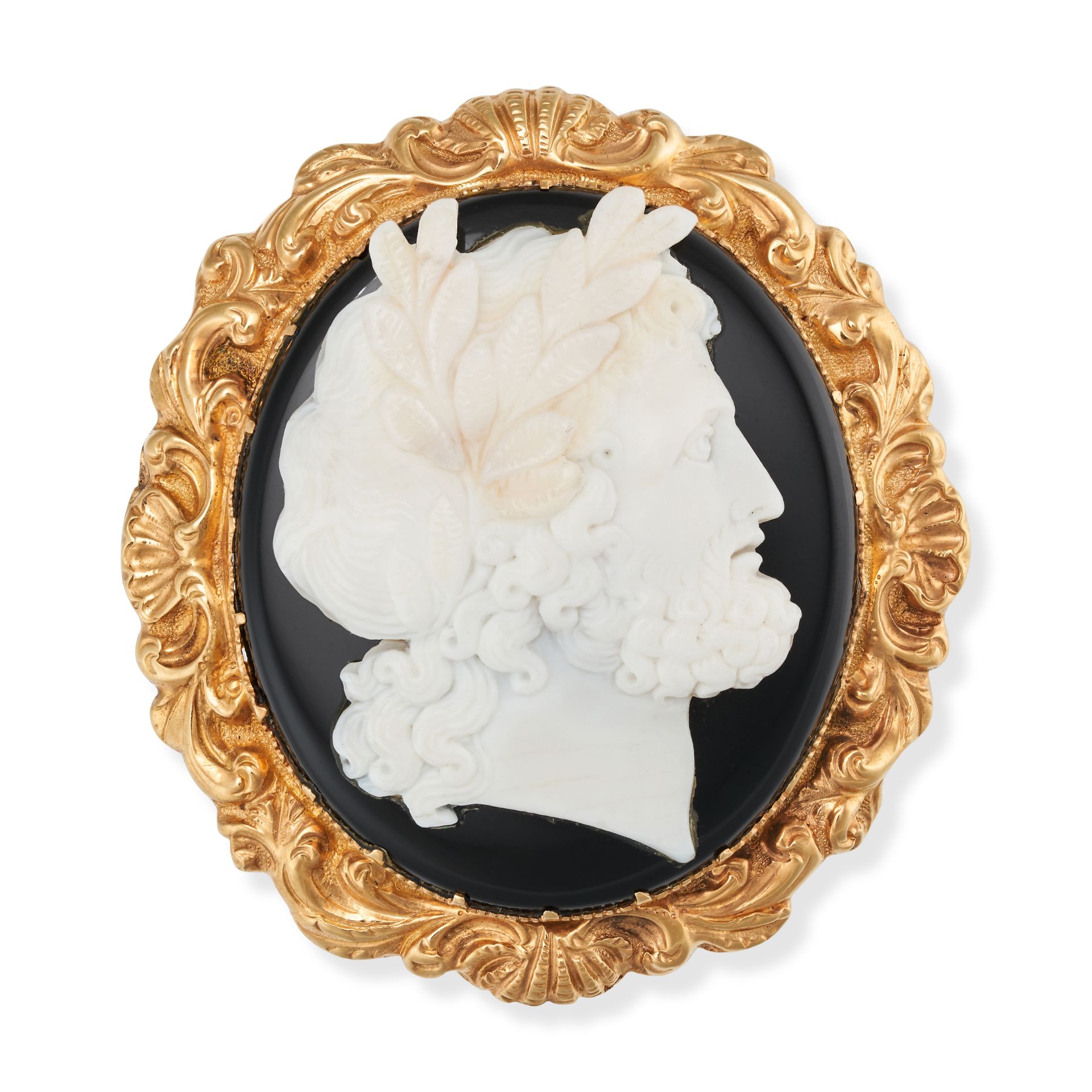 AN ANTIQUE BANDED AGATE CAMEO BROOCH in yellow gold, set with an oval banded agate cameo carved t...