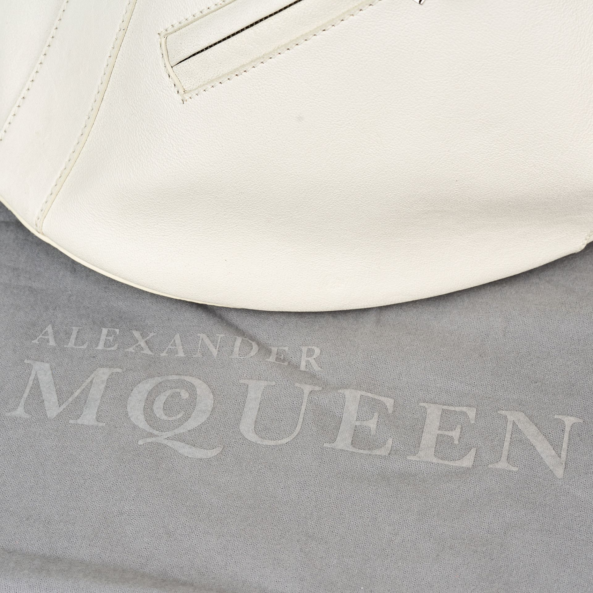 ALEXANDER MCQUEEN WHITE LEATHER BUCKET BAG - Image 4 of 4