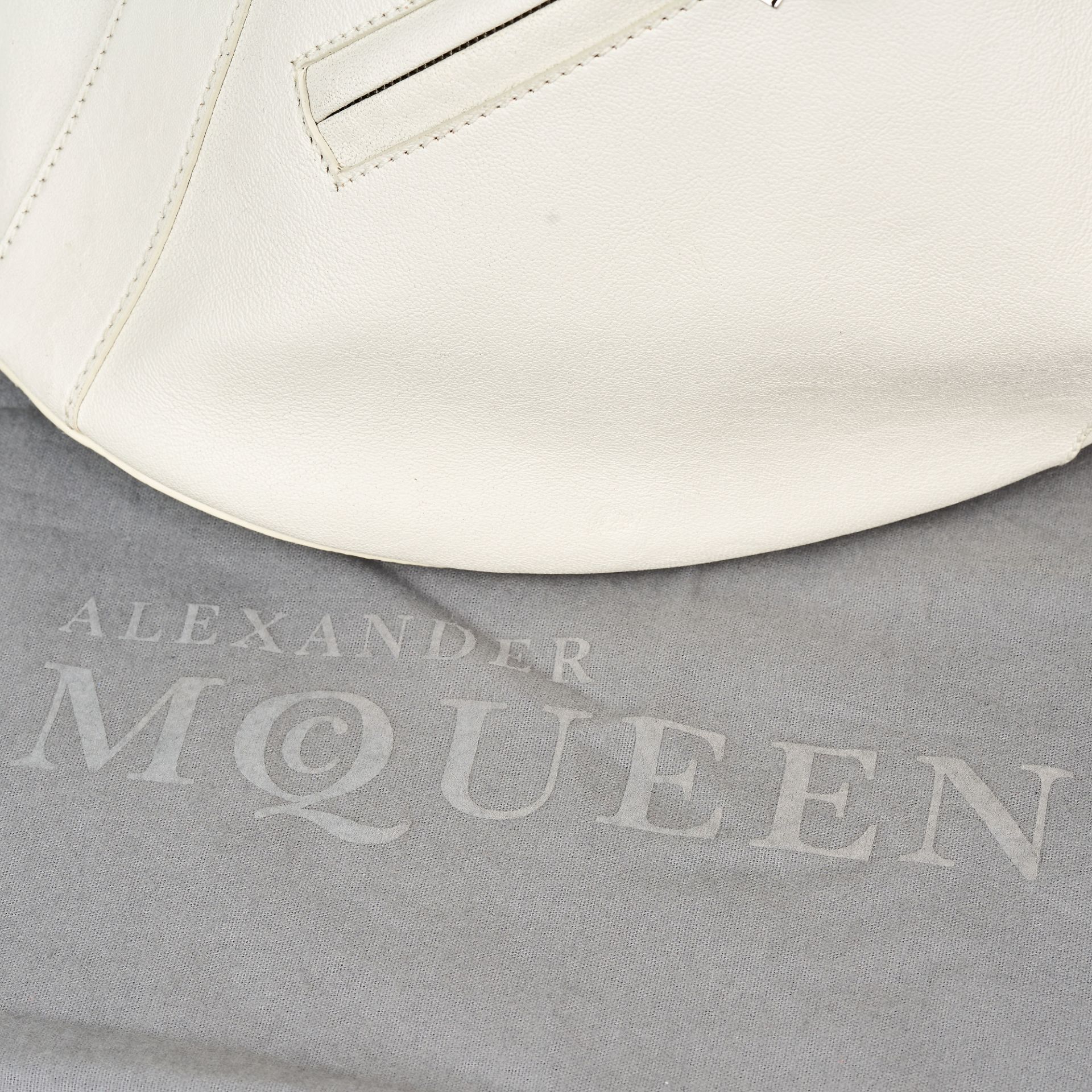 ALEXANDER MCQUEEN WHITE LEATHER BUCKET BAG - Bild 4 aus 4