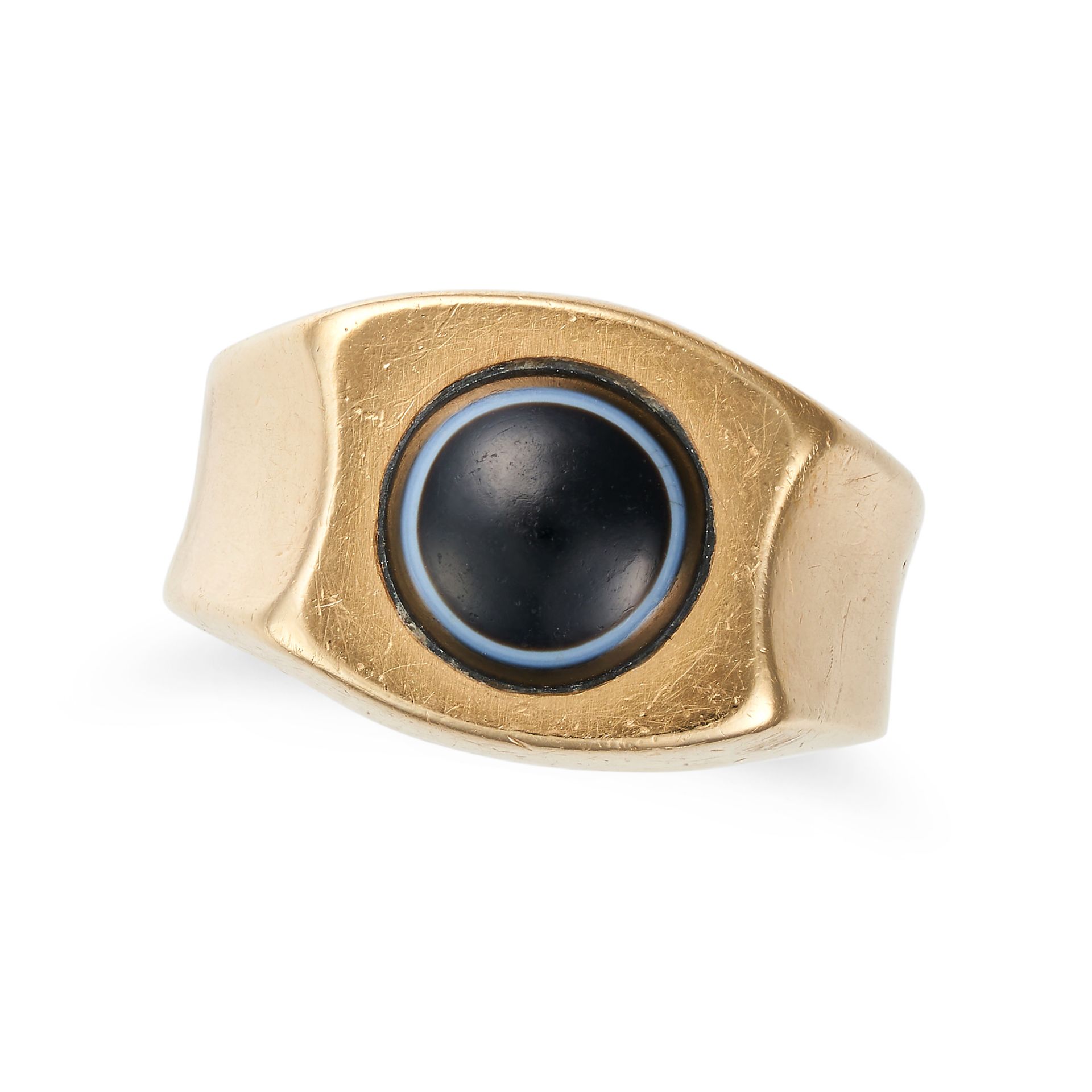 NO RESERVE - AN ANTIQUE BANDED AGATE SIGNET RING in yellow gold, set with a round cabochon banded...