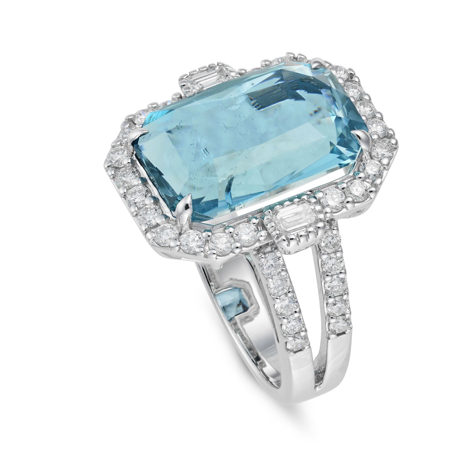 AN AQUAMARINE AND DIAMOND DRESS RING set with an octagonal step cut aquamarine of approximately 8... - Bild 2 aus 2