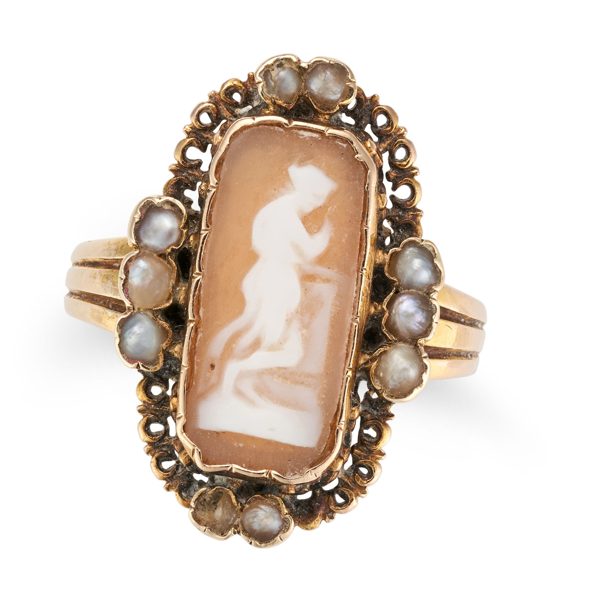 AN ANTIQUE SHELL AND PEARL CAMEO RING in yellow gold, set with a shell cameo carved to depict a m...