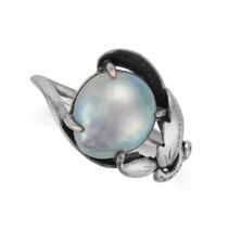 A GREY PEARL RING set with a grey pearl of 10.5mm, stamped 14K, size L1/2 / 6, 4.4g.