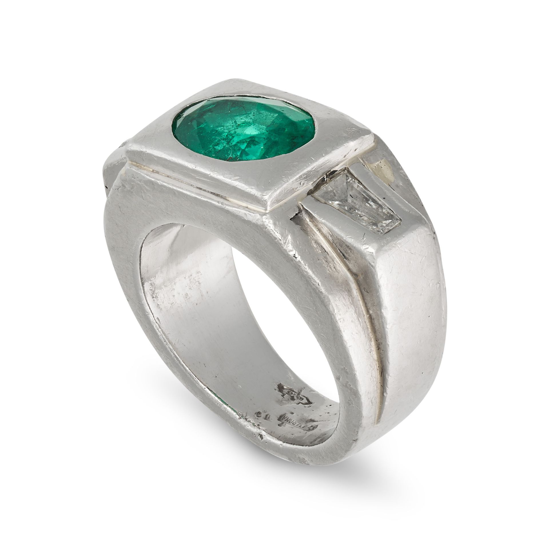 AN EMERALD AND DIAMOND TANK RING set with an oval cut emerald accented on each side by a tapered ... - Bild 2 aus 2