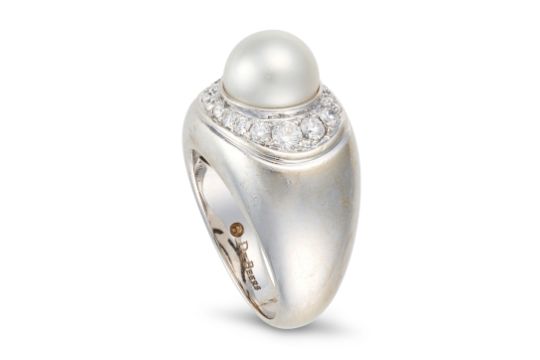 DE BEERS, A PEARL AND DIAMOND RING in 18ct white gold, set with a pearl of 9.4mm in a border of r... - Bild 2 aus 2