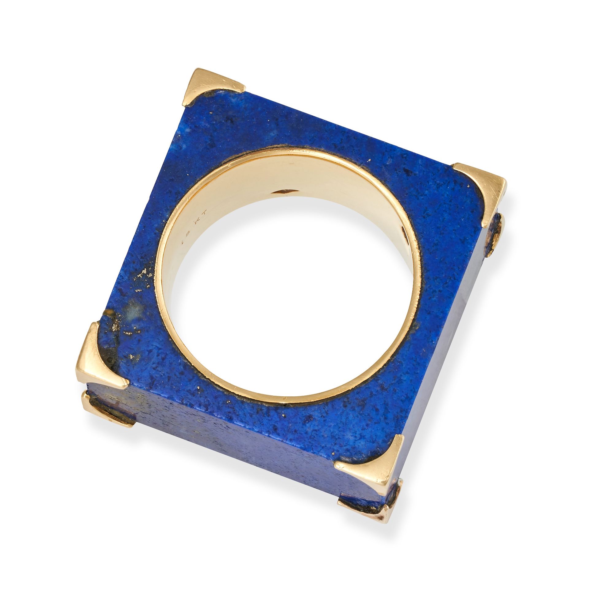 TIFFANY & CO., A VINTAGE LAPIS LAZULI RING in 18ct yellow gold, comprising a square piece of lapi... - Bild 2 aus 2