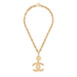 NO RESERVE - CHANEL, A VINTAGE CC NECKLACE comprising a fancy link chain, suspending a textured C...