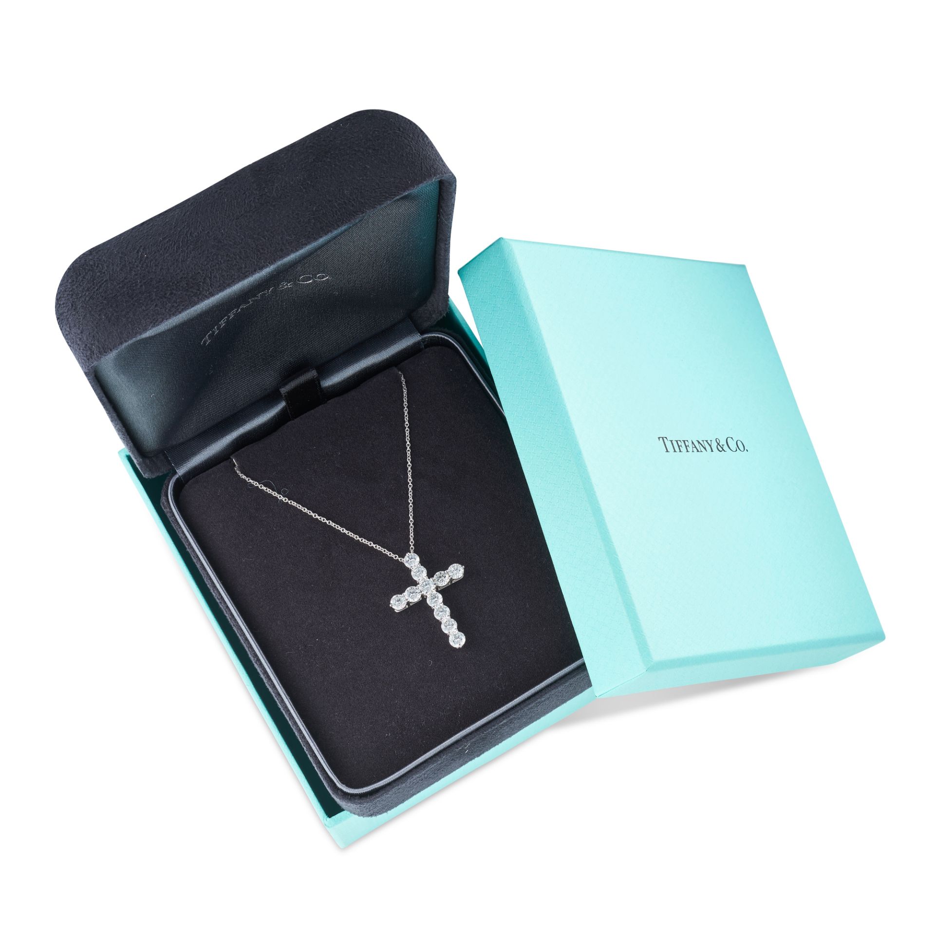 TIFFANY & CO., A DIAMOND CROSS PENDANT NECKLACE in platinum, the pendant designed as a cross set ... - Bild 2 aus 2