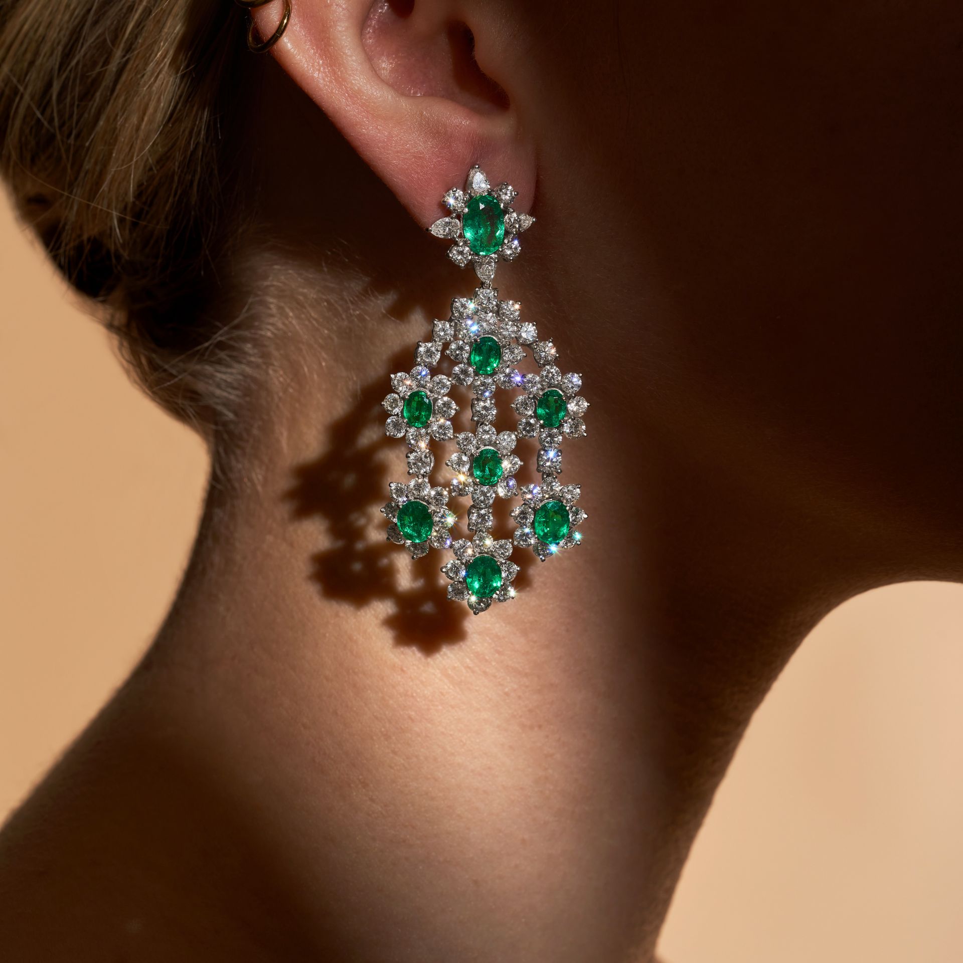 A PAIR OF EMERALD AND DIAMOND DROP EARRINGS each set with an oval cut emerald in a cluster of rou... - Bild 2 aus 2