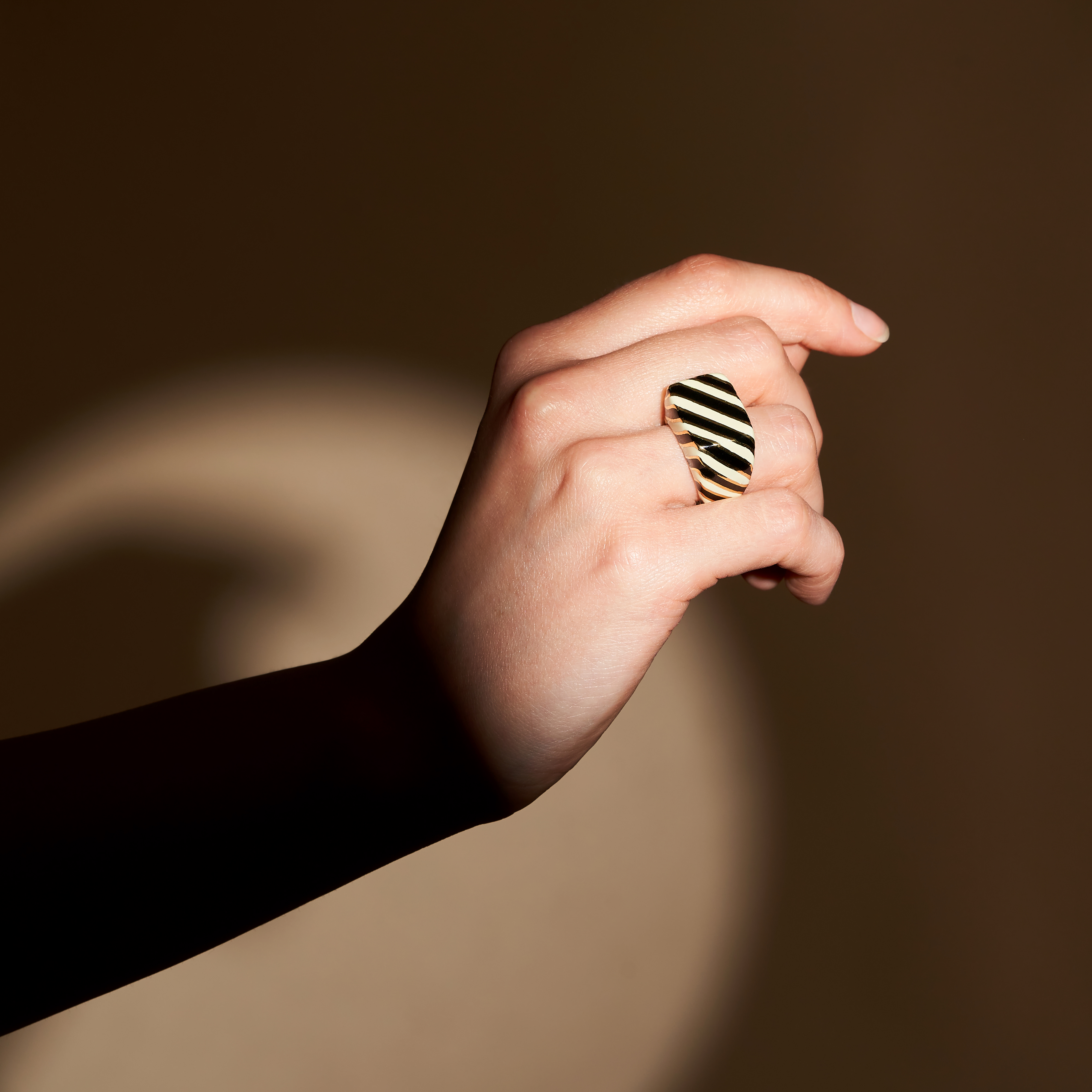 DAVID WEBB, AN ENAMEL DRESS RING decorated throughout with stripes of black and cream enamel, sig... - Image 3 of 3