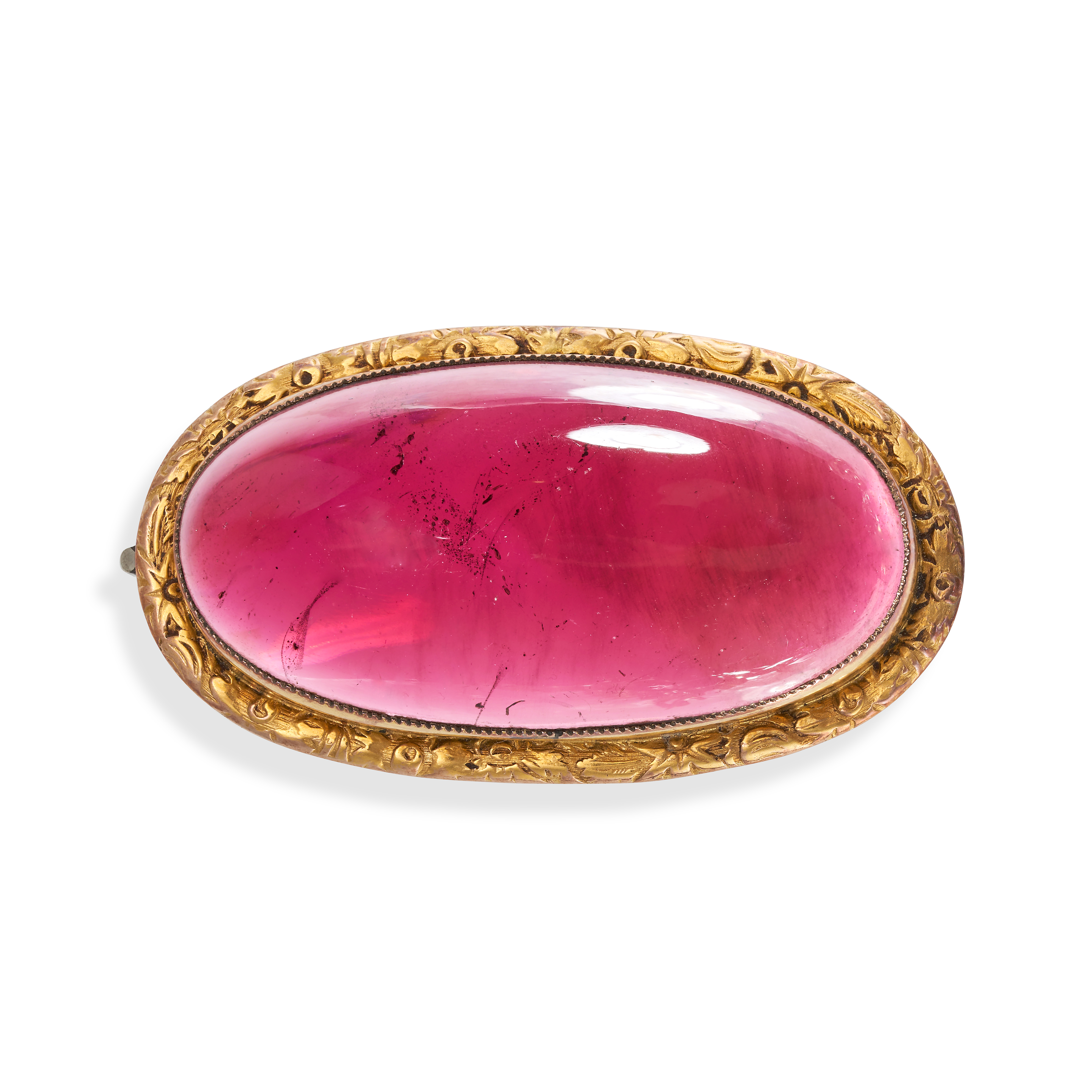 AN ANTIQUE GARNET BROOCH in yellow gold, set with a carbuncle cabochon garnet in an engraved bord...