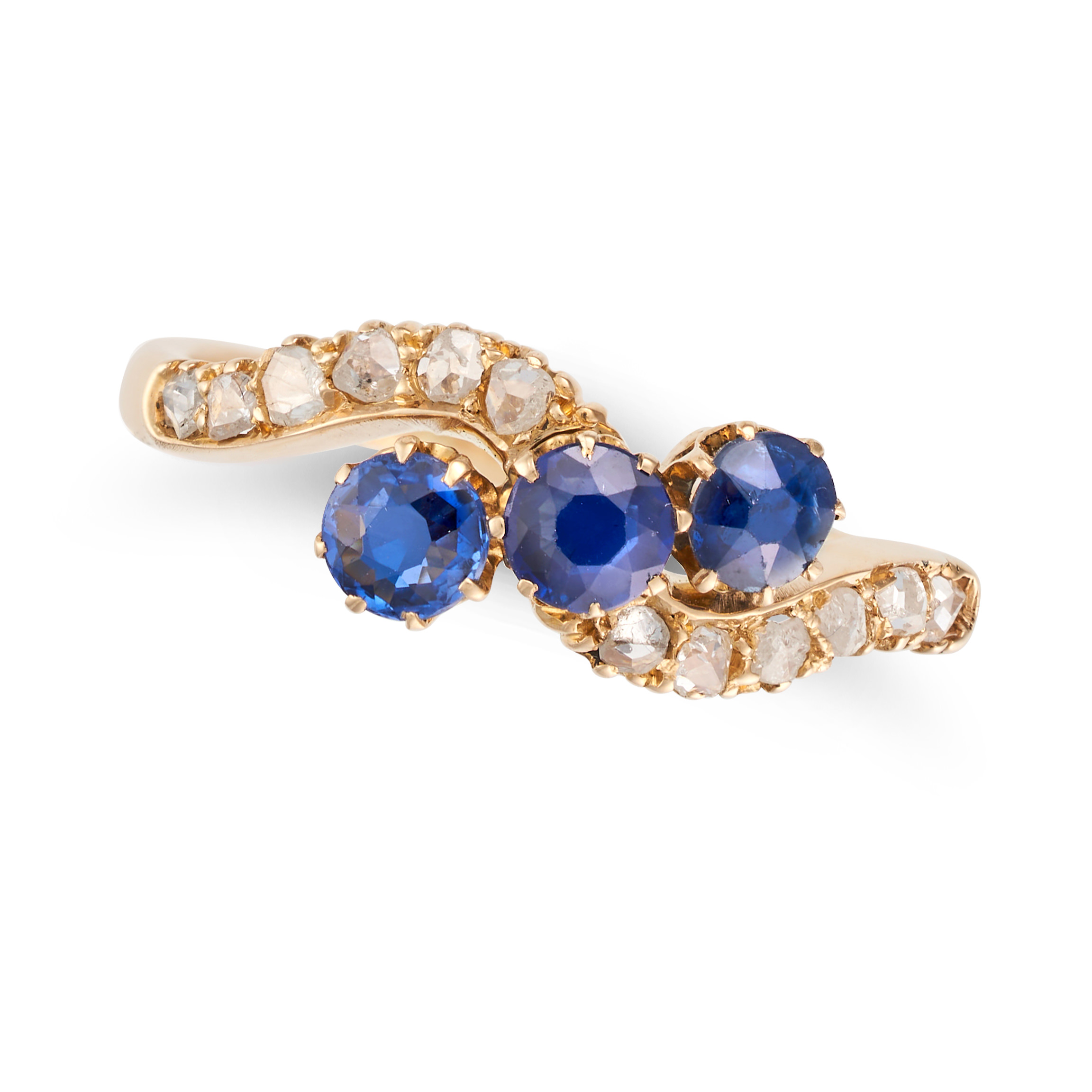 AN ANTIQUE SAPPHIRE AND DIAMOND RING in 18ct yellow gold, set with three round cut sapphires, the...