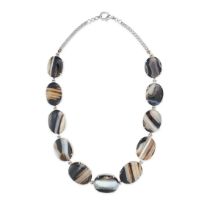 NO RESERVE - A BANDED AGATE NECKLACE comprising a row of oval cabochon banded agate, no assay mar...