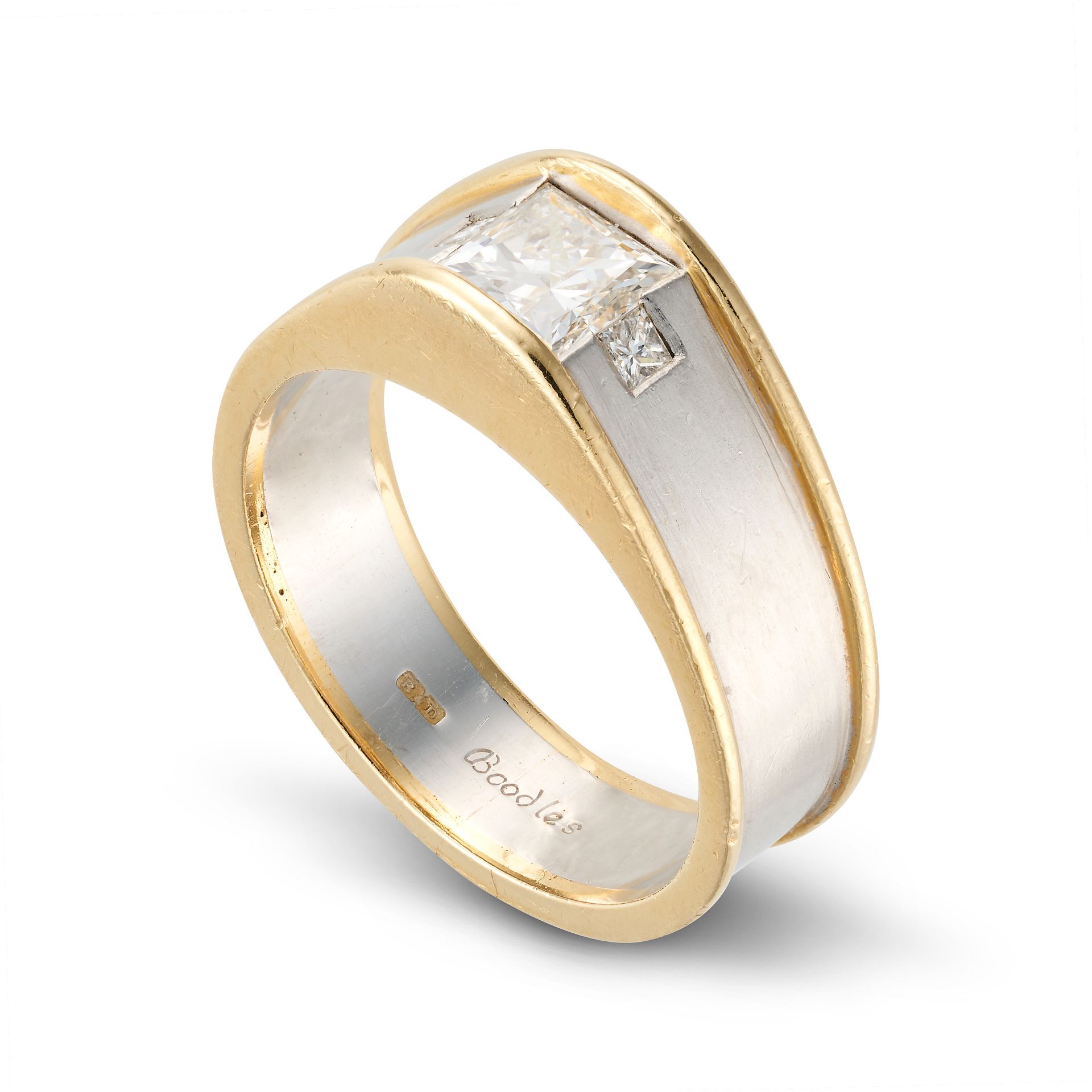 BOODLE & DUNTHORNE, A DIAMOND RING in 18ct white and yellow gold, set with a princess cut diamond... - Bild 2 aus 2