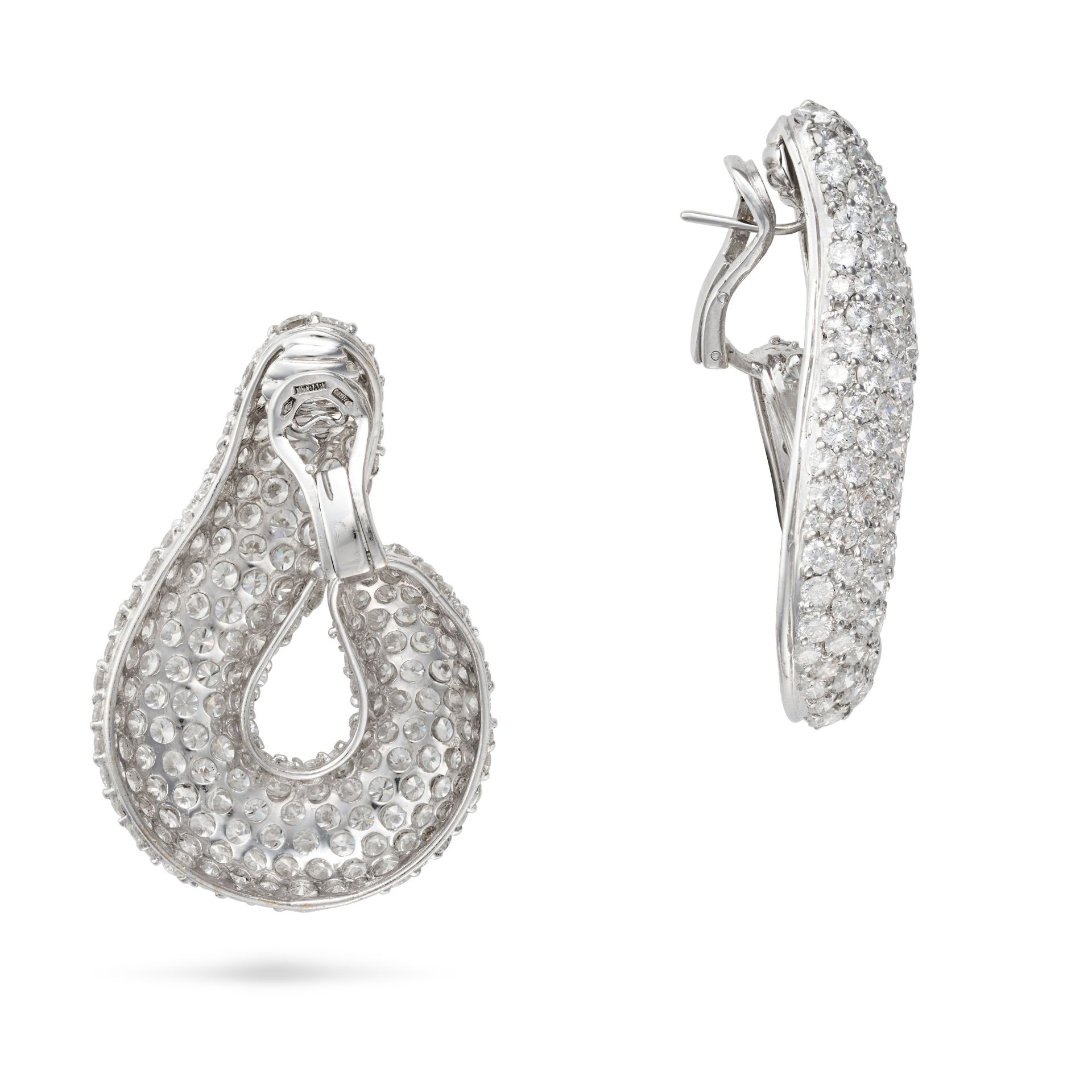 BULGARI, A PAIR OF FINE DIAMOND EARRINGS each designed as a scroll pave set throughout with round... - Bild 2 aus 2